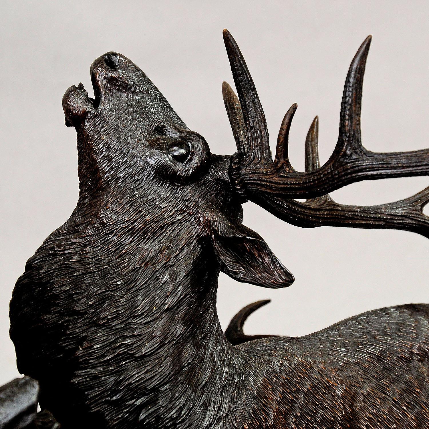 20ième siècle Grands cerfs combattants en bois sculpté de Rudolph Heissl