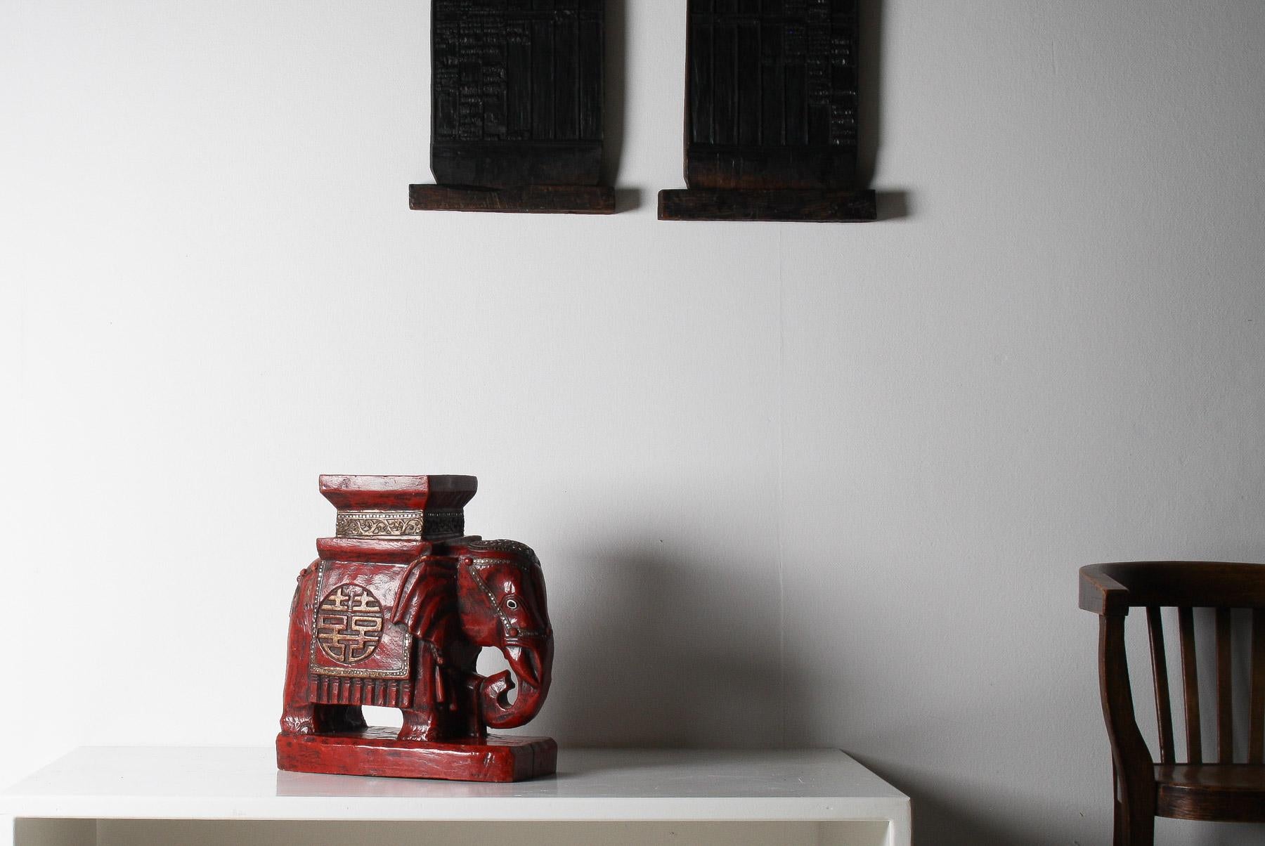 Tabouret de table d'appoint pour éléphant en bois sculpté, peint à la main en rouge profond, avec des détails décoratifs dorés et des pierres précieuses.  Très probablement d'origine chinoise, début du 20e siècle.  Symbole oriental 