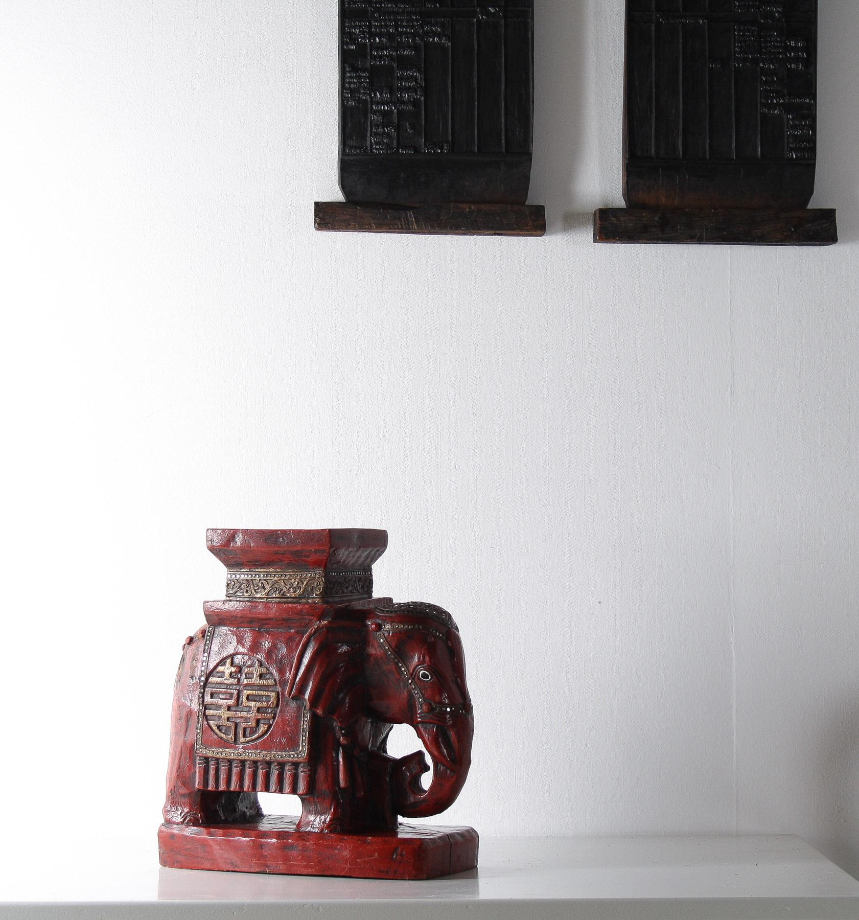 Exportation chinoise Grande table d'appoint éléphant en bois sculpté et peint à la main  Support pour plantes  Art de l'étagère en vente