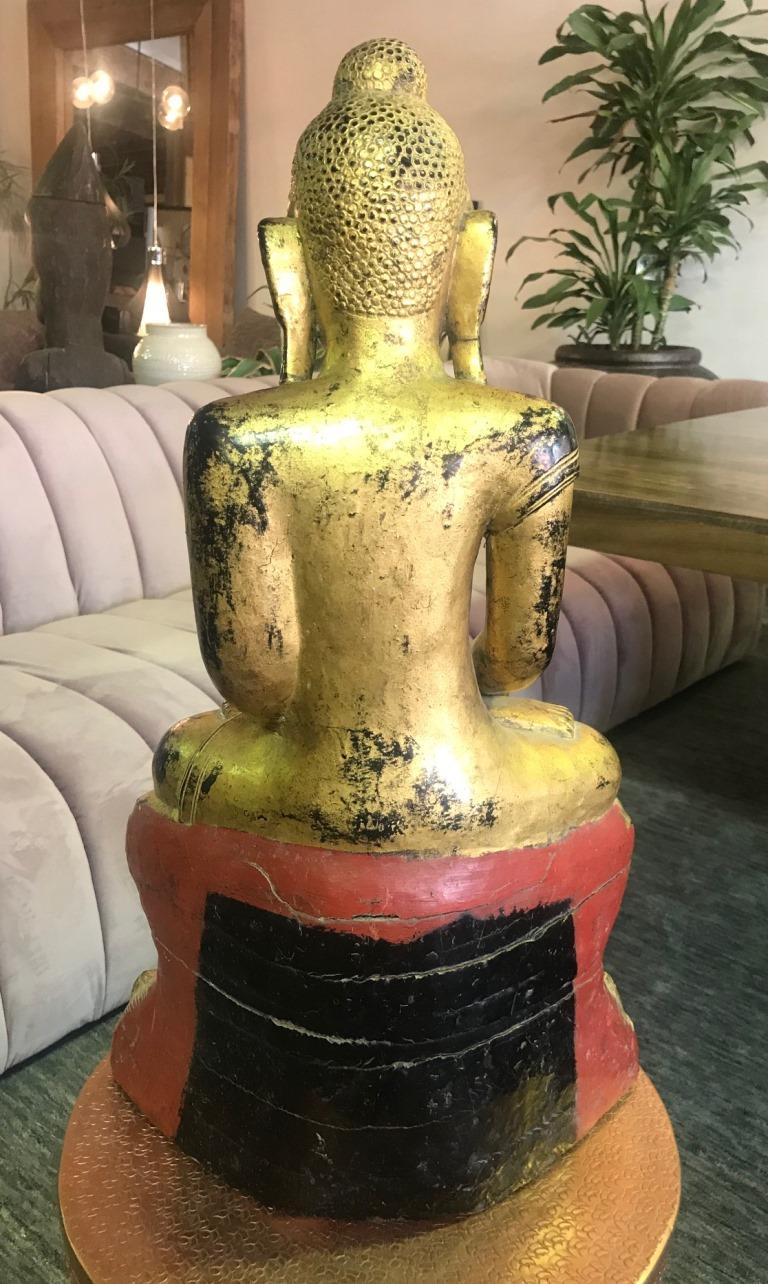 Grand Bouddha de Thaïlande ou de Birmanie assis en bois sculpté, laqué et doré en vente 3