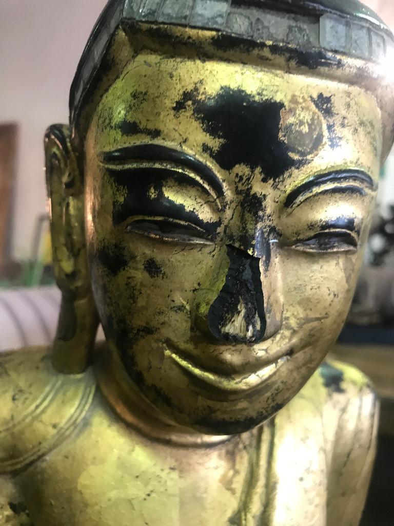 Asiatique Grand Bouddha de Thaïlande ou de Birmanie assis en bois sculpté, laqué et doré en vente