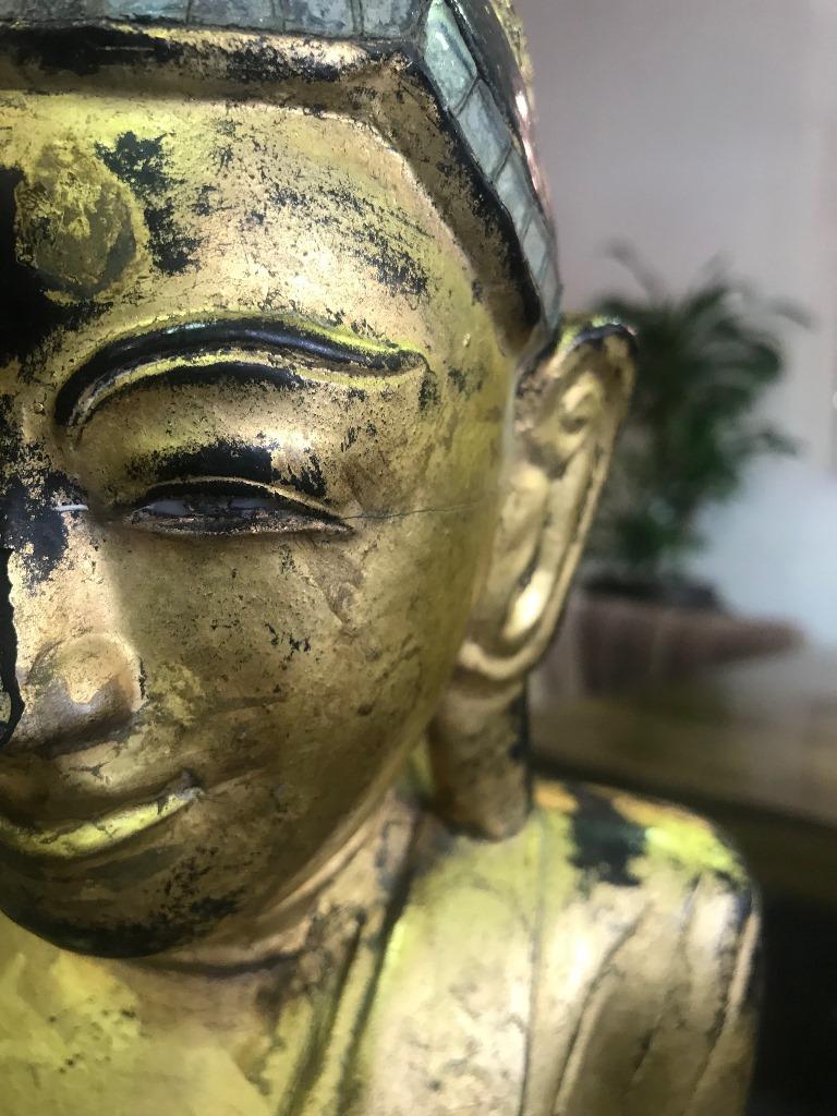 Sculpté à la main Grand Bouddha de Thaïlande ou de Birmanie assis en bois sculpté, laqué et doré en vente