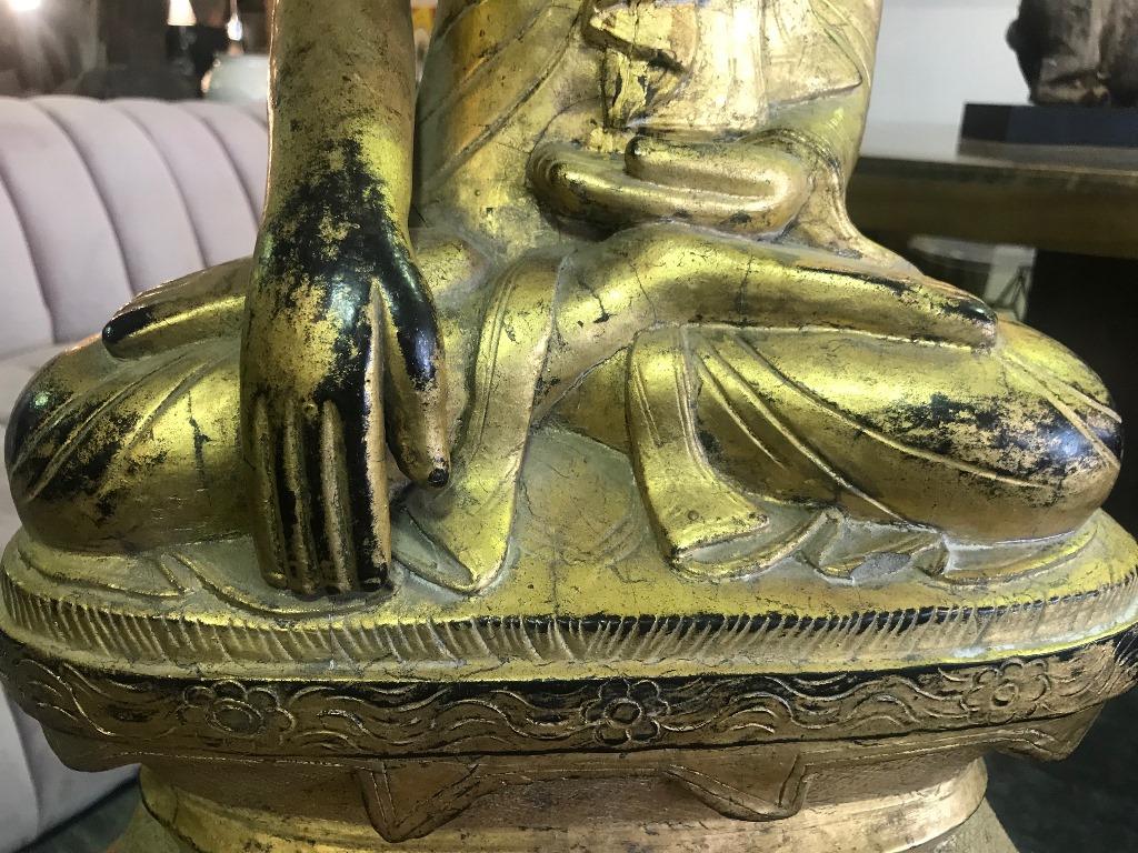Grand Bouddha de Thaïlande ou de Birmanie assis en bois sculpté, laqué et doré Bon état - En vente à Studio City, CA