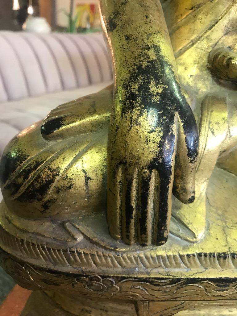 Bois Grand Bouddha de Thaïlande ou de Birmanie assis en bois sculpté, laqué et doré en vente