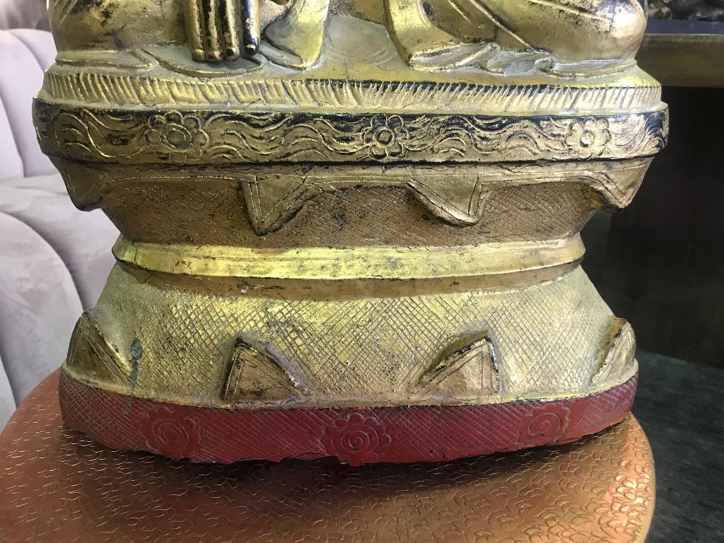 Grand Bouddha de Thaïlande ou de Birmanie assis en bois sculpté, laqué et doré en vente 1