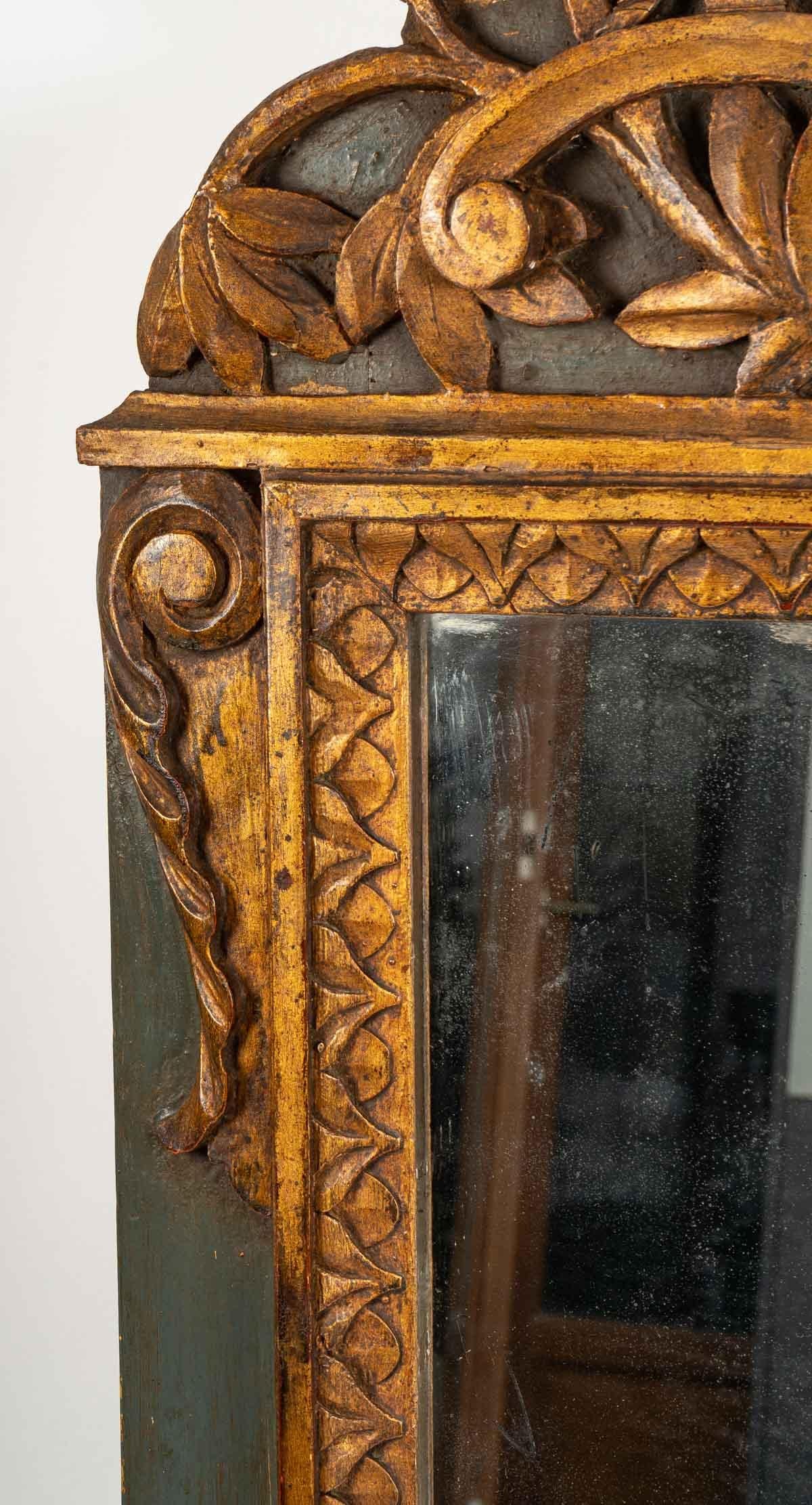 Doré Grand miroir en Wood Wood sculpté, style Louis XVI, fin du 19ème siècle en vente