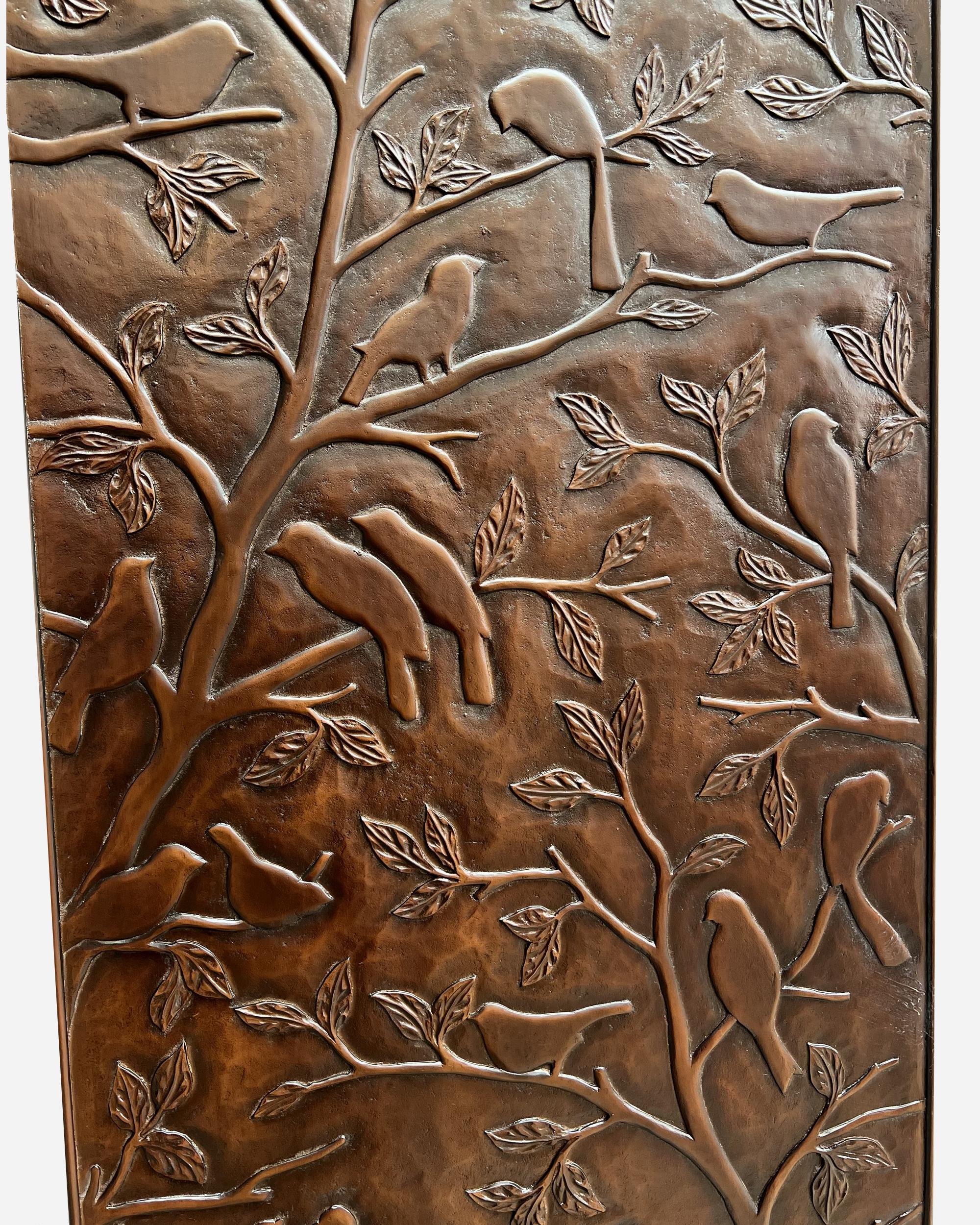Gran panel de madera tallada decorado con pequeños pájaros sobre ramas frondosas.
Anchura: 65 cm (25,6 pulgadas)
Altura: 220 cm (86,6 pulgadas - 7,28 pies)
Grosor 4 cm (1,58 pulgadas)

