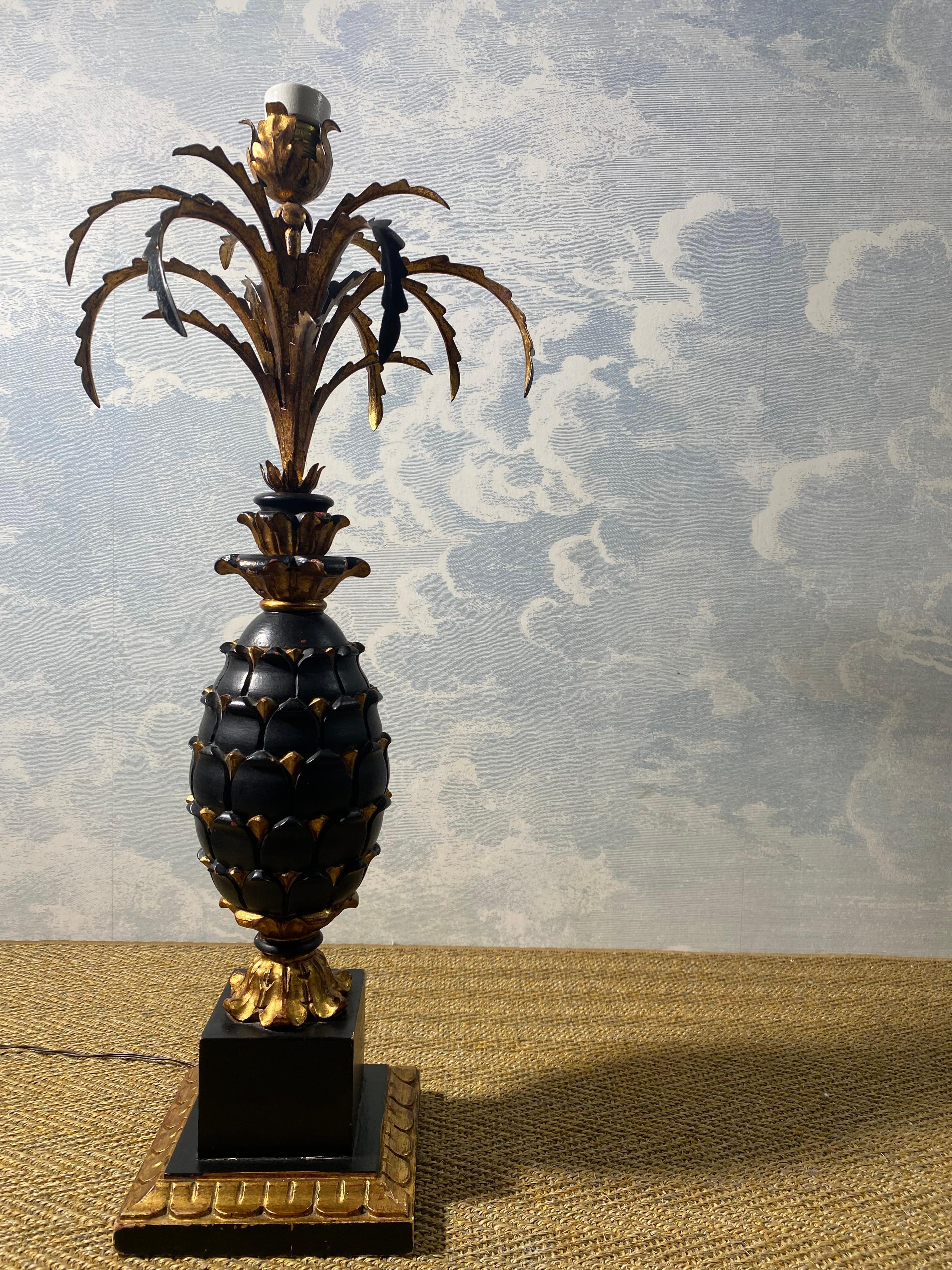 Gran lámpara de sobremesa con piña de madera tallada en negro y dorado, Francia, principios del siglo XX en venta 3
