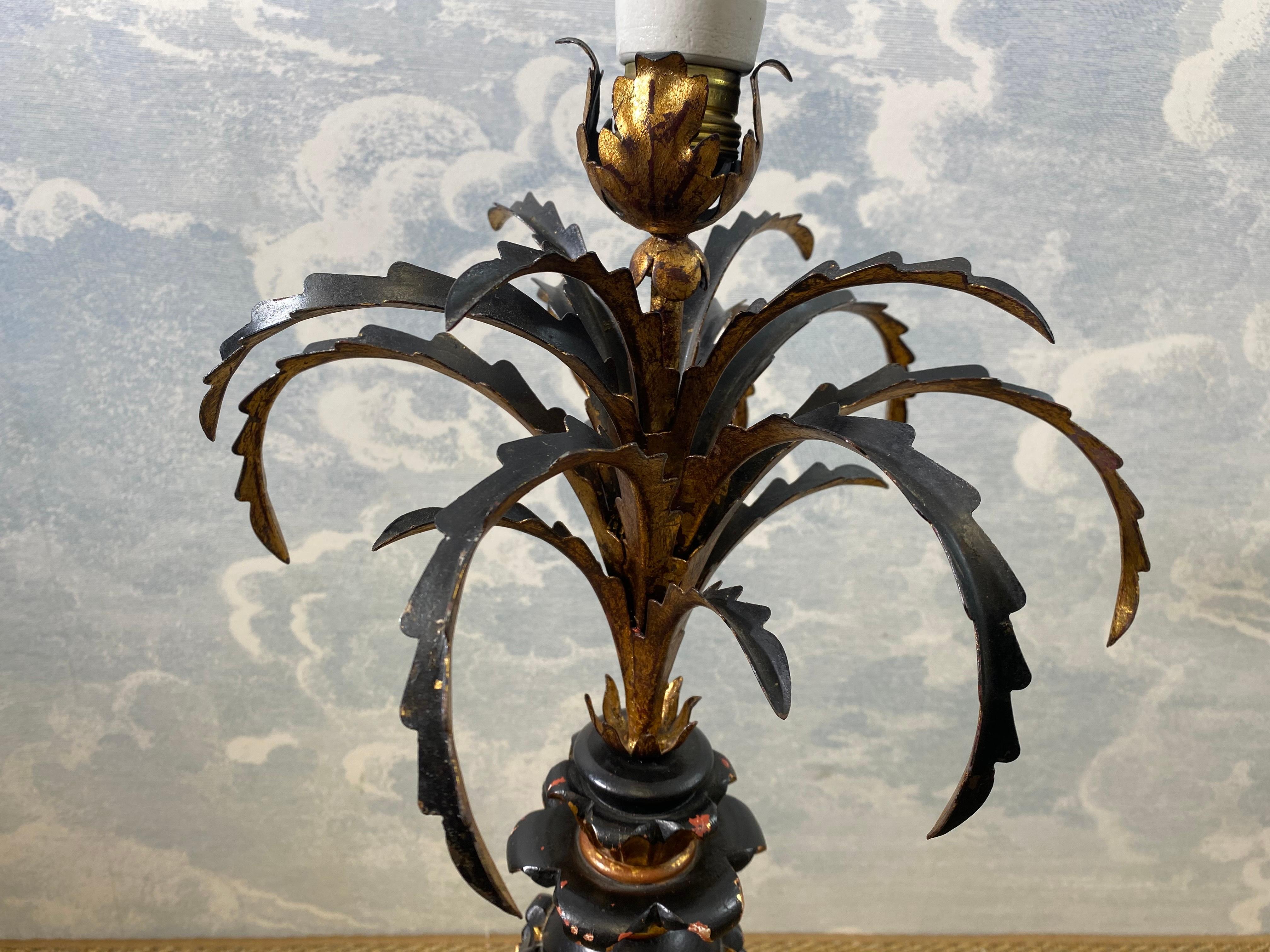 Gran lámpara de sobremesa con piña de madera tallada en negro y dorado, Francia, principios del siglo XX en venta 4