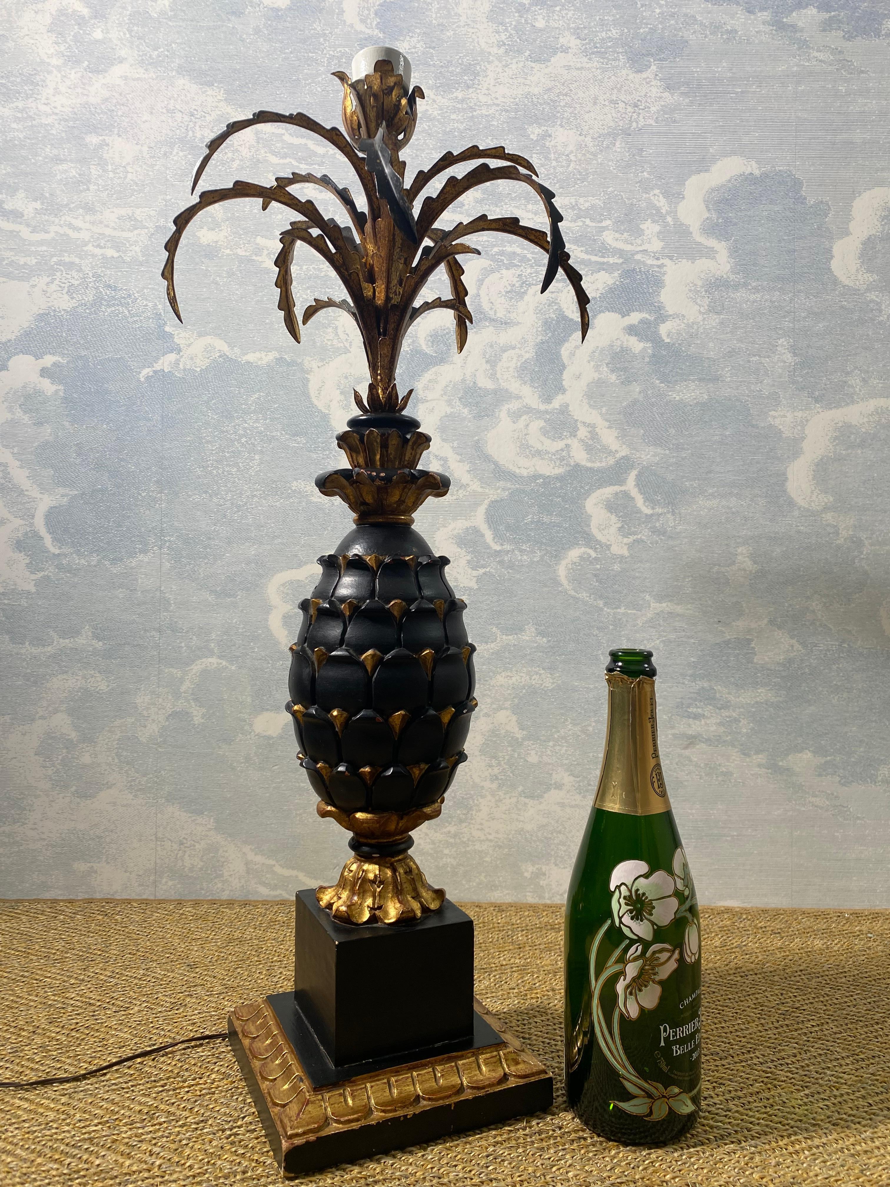 Gran lámpara de sobremesa con piña de madera tallada en negro y dorado, Francia, principios del siglo XX en venta 5