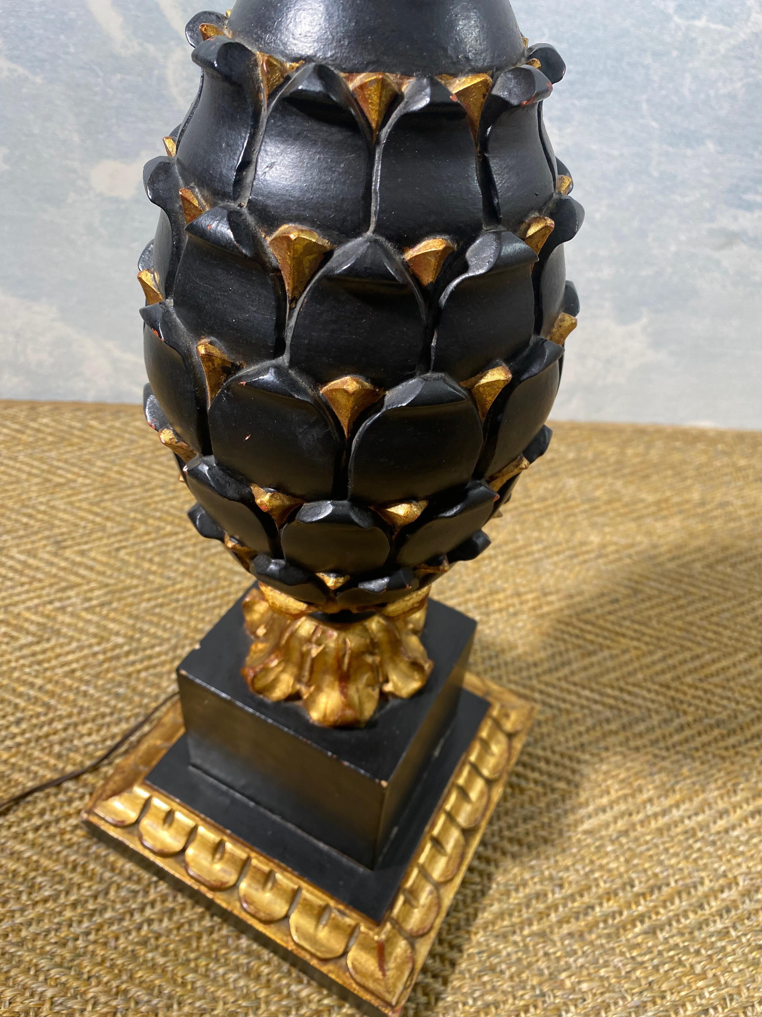 Gran lámpara de sobremesa con piña de madera tallada en negro y dorado, Francia, principios del siglo XX Regencia de Hollywood en venta