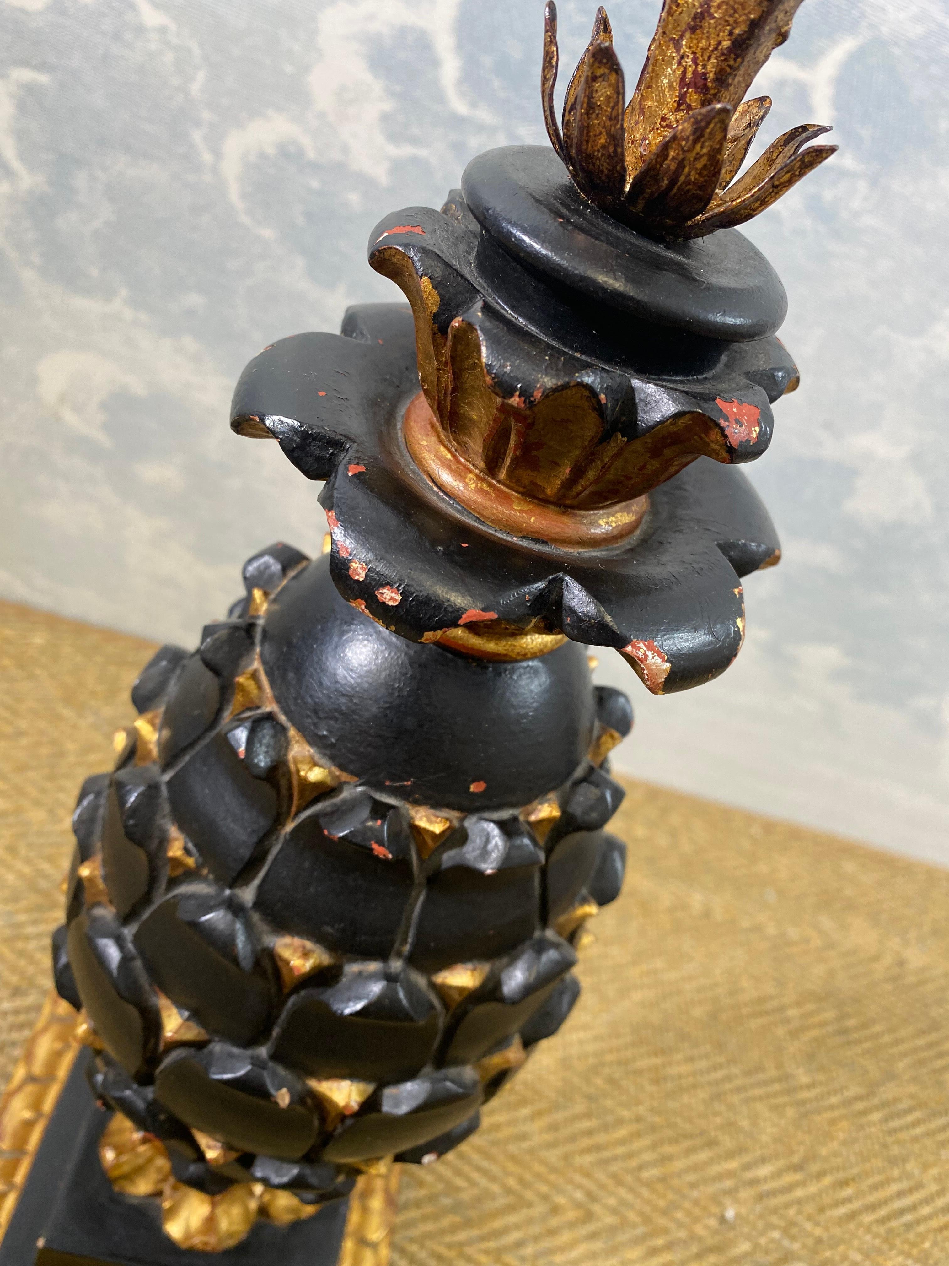 Gran lámpara de sobremesa con piña de madera tallada en negro y dorado, Francia, principios del siglo XX Francés en venta