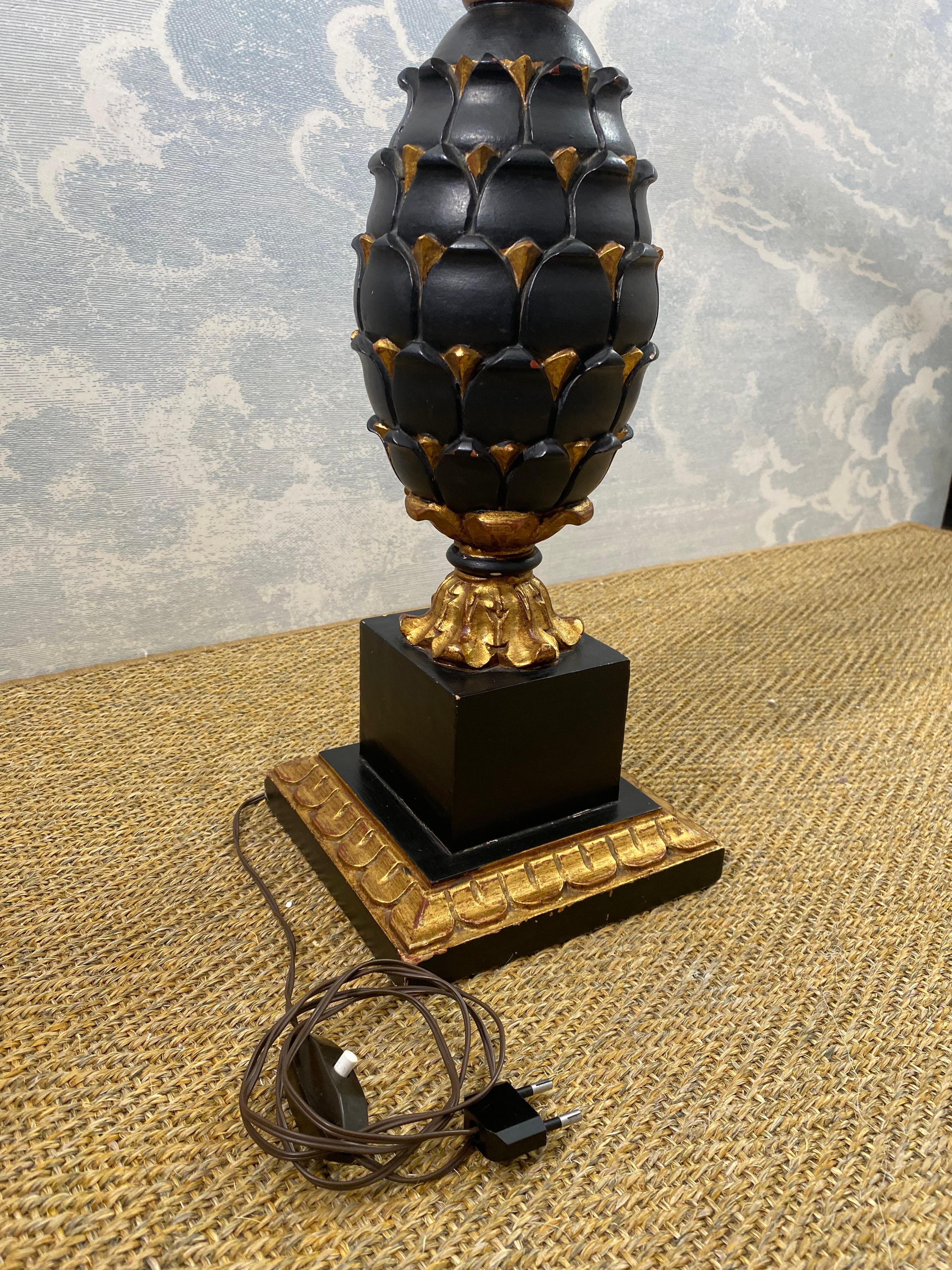 Gran lámpara de sobremesa con piña de madera tallada en negro y dorado, Francia, principios del siglo XX en Bueno estado para la venta en Cork, IE