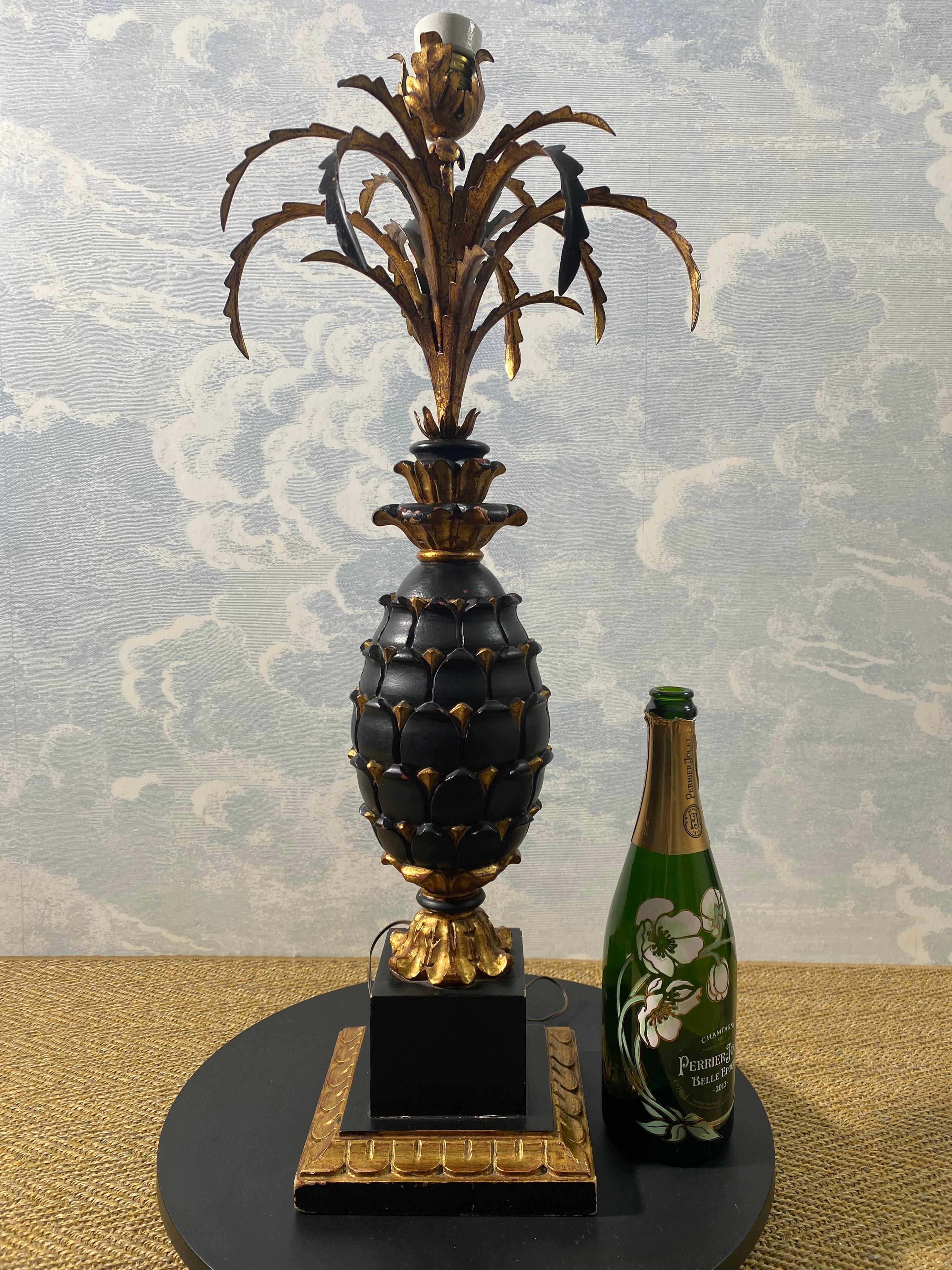 Gran lámpara de sobremesa con piña de madera tallada en negro y dorado, Francia, principios del siglo XX en venta 1