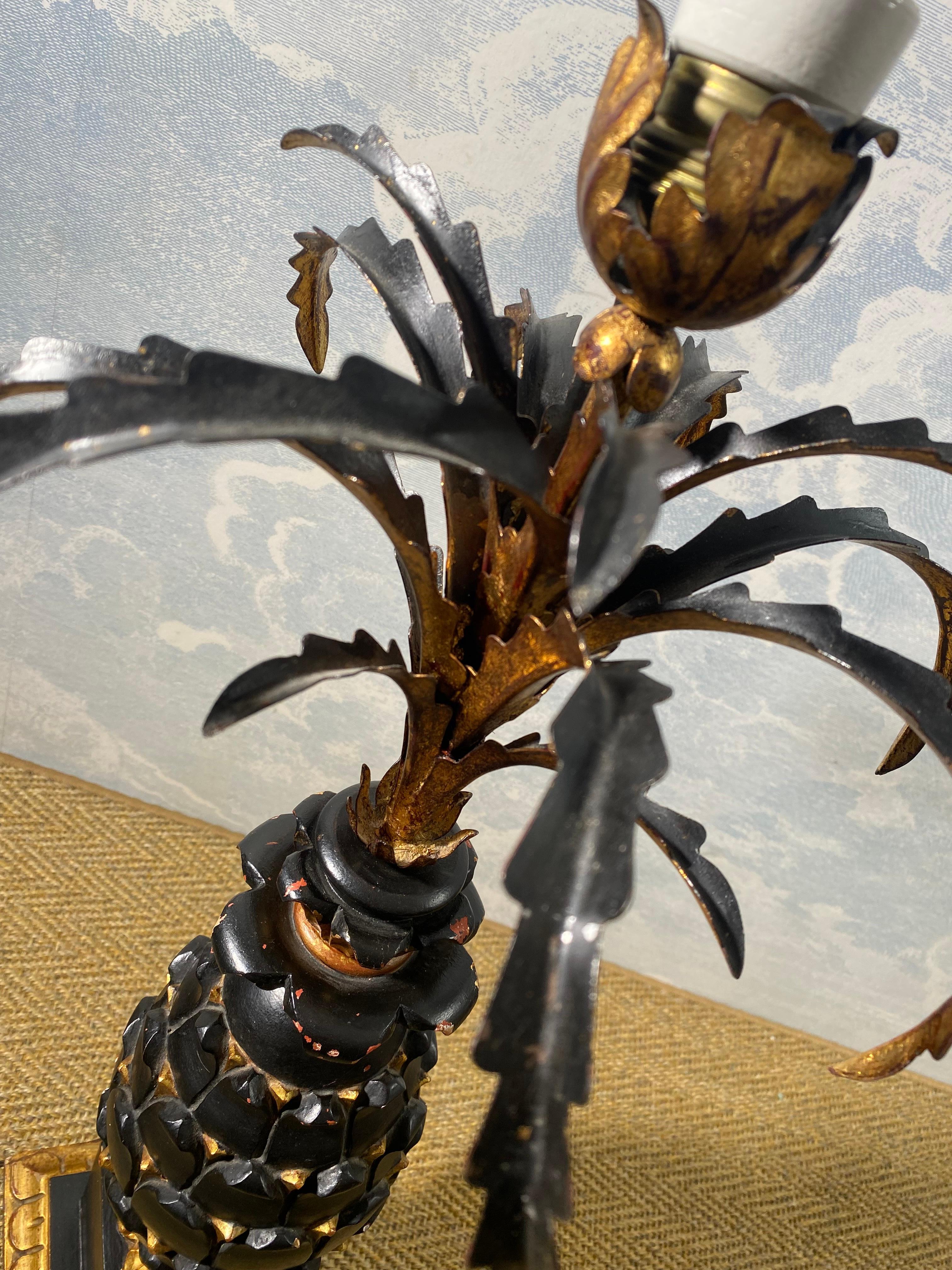 Gran lámpara de sobremesa con piña de madera tallada en negro y dorado, Francia, principios del siglo XX en venta 2