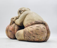 Große geschnitzte Holzskulptur eines schlafenden Kindes mit Kürbis, Southeast Asia, 20