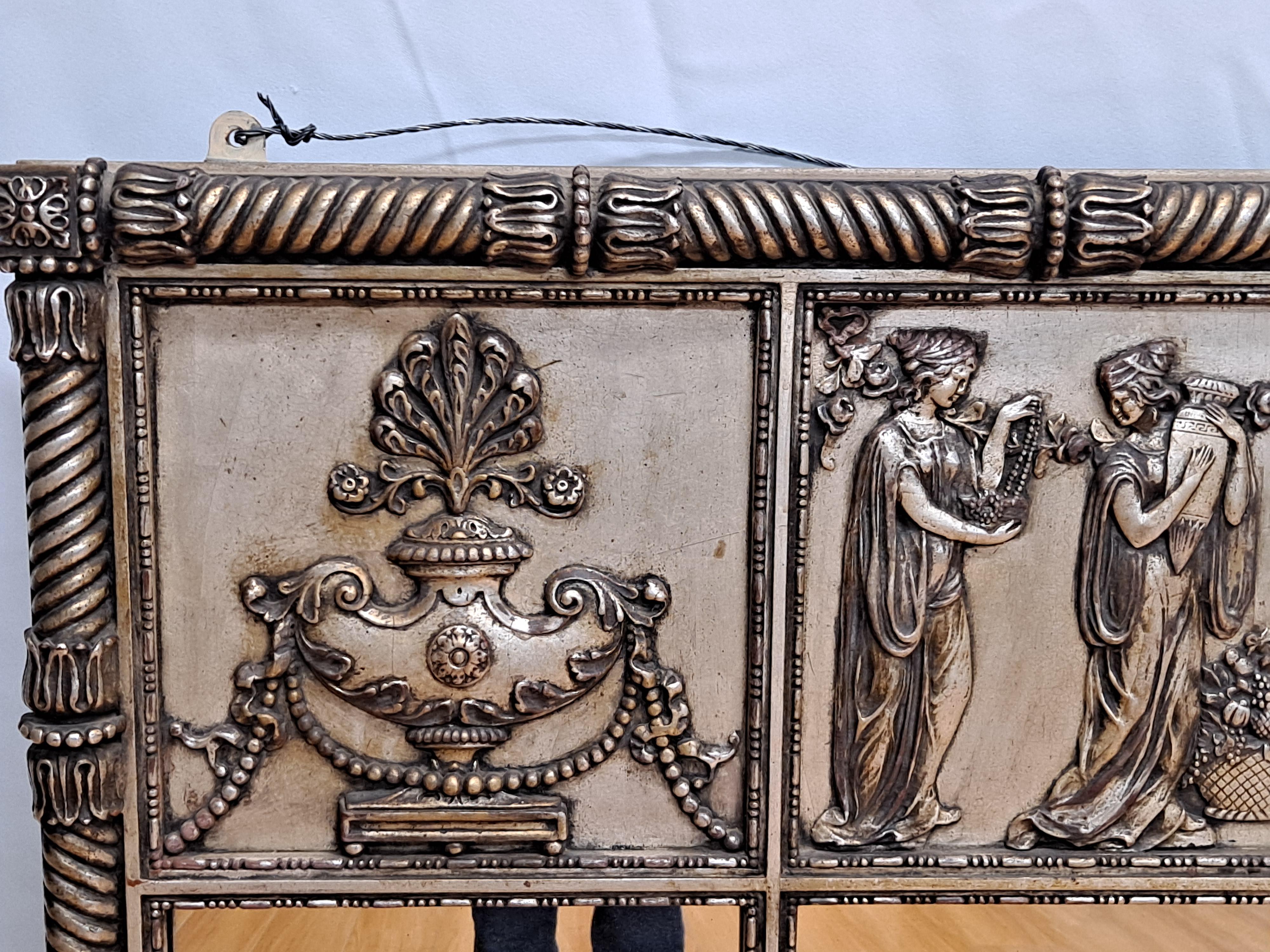 Großer versilberter klassischer Spiegel aus Holz mit Dekoration im römischen Stil im Zustand „Gut“ im Angebot in San Francisco, CA