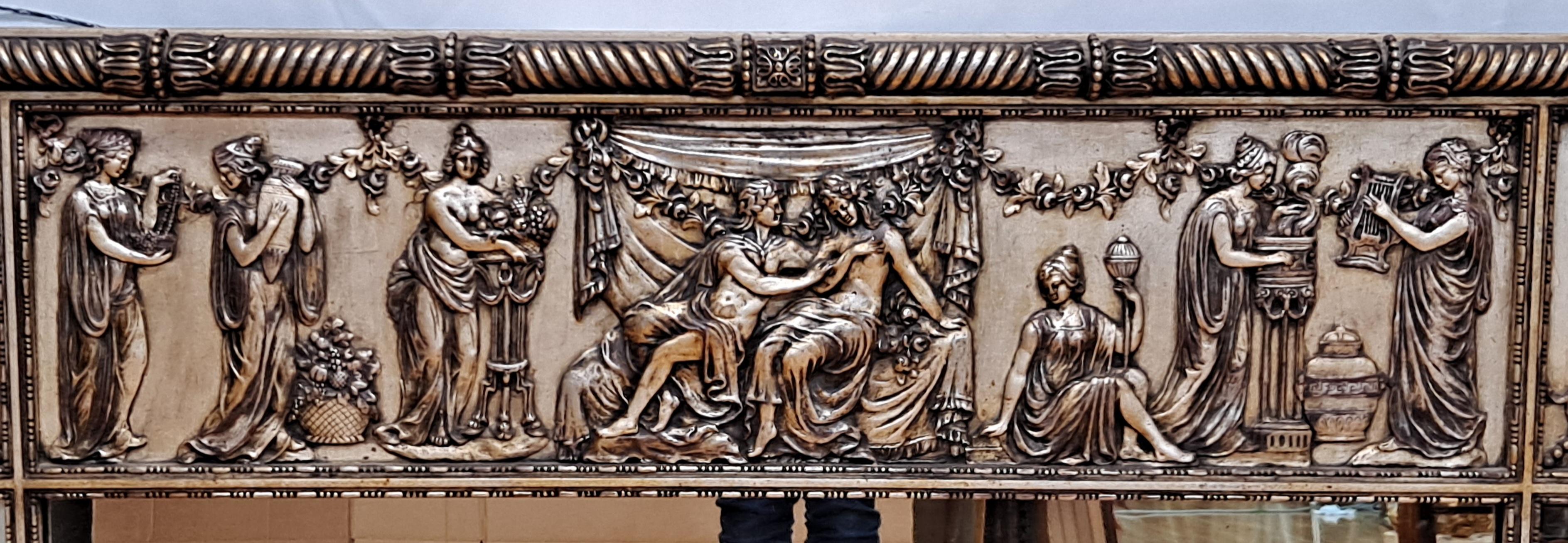 Großer versilberter klassischer Spiegel aus Holz mit Dekoration im römischen Stil (20. Jahrhundert) im Angebot