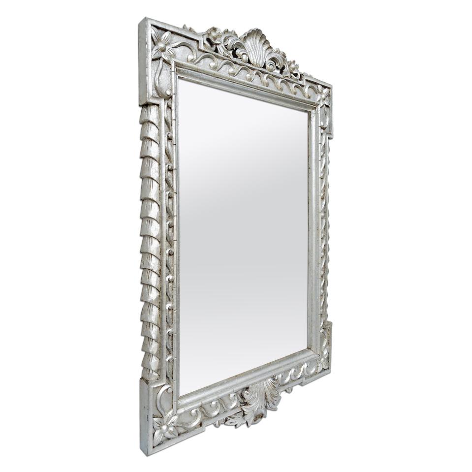 Grande specchio originale in legno argentato, circa 1980. Decorazioni in legno esotico intagliato con fogliame stilizzato, fiori e conchiglie. Doratura della foglia patinata argentata. Specchio moderno in vetro. (Larghezza della cornice antica: 9