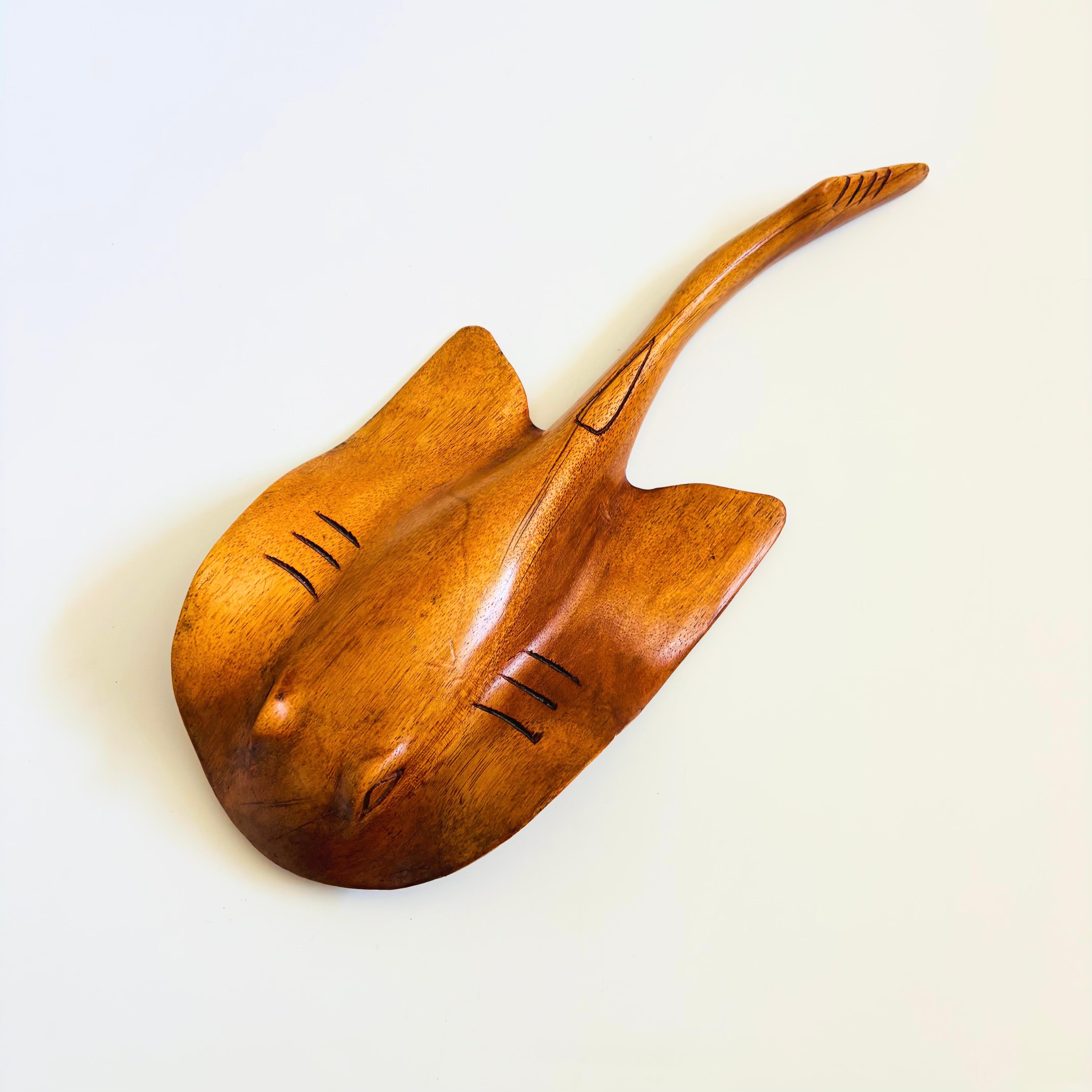 Una gran raya picuda vintage tallada en madera.

