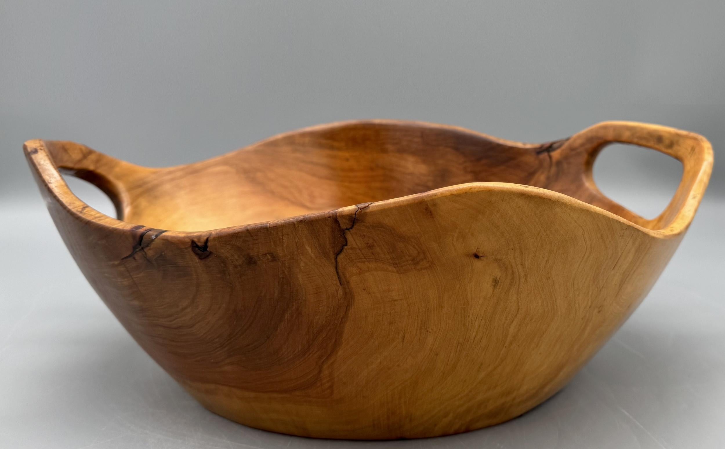 Cesta grande tallada en madera de olivo.
Lleva el número 830 grabado en la espalda.