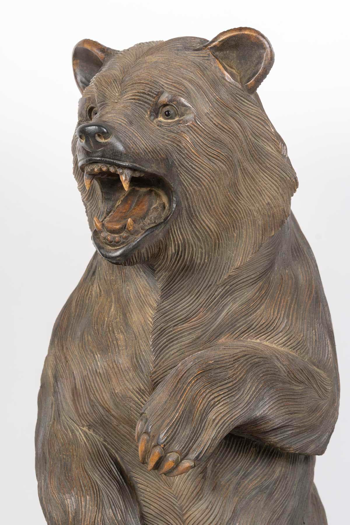 Große geschnitzte hölzerne Bärenskulptur, 20. Jahrhundert. (Art déco) im Angebot