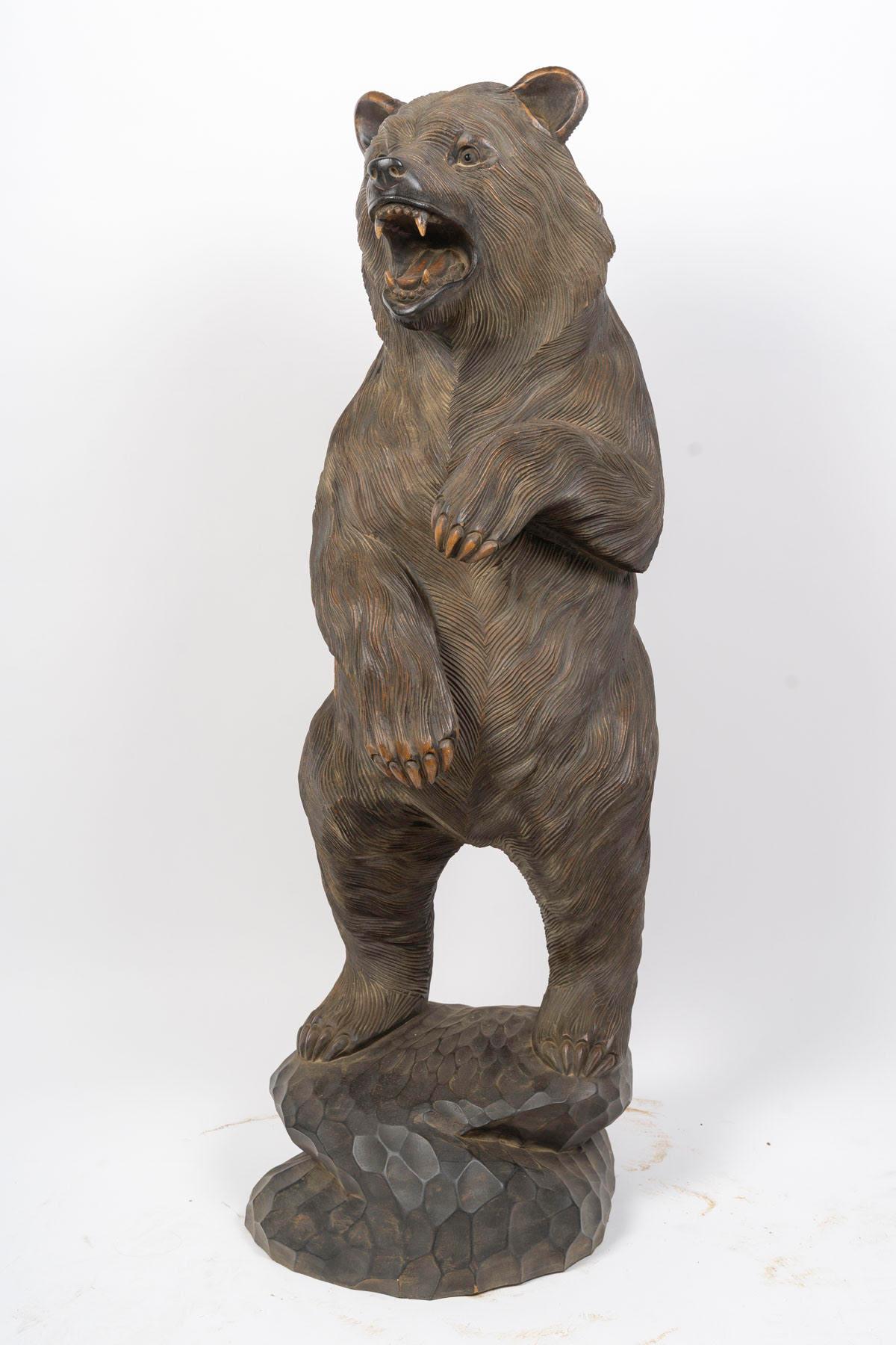 Große geschnitzte hölzerne Bärenskulptur, 20. Jahrhundert. (Französisch) im Angebot