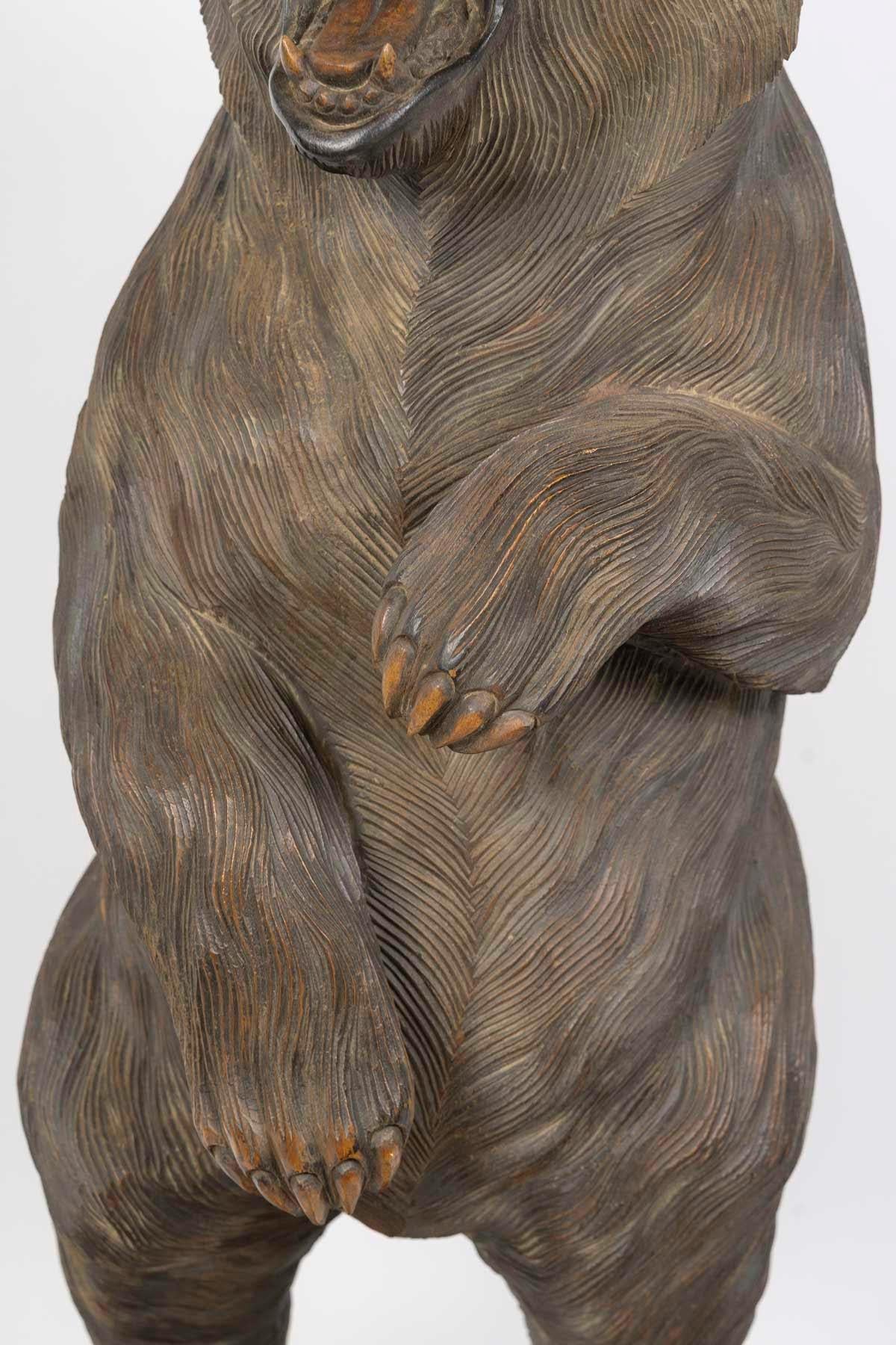 Große geschnitzte hölzerne Bärenskulptur, 20. Jahrhundert. (Geschnitzt) im Angebot