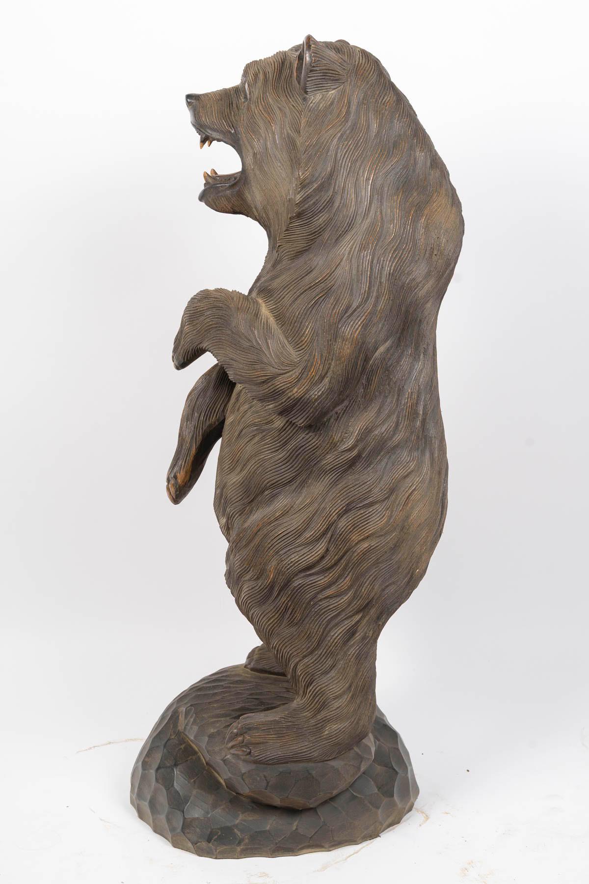 Große geschnitzte hölzerne Bärenskulptur, 20. Jahrhundert. im Zustand „Gut“ im Angebot in Saint-Ouen, FR