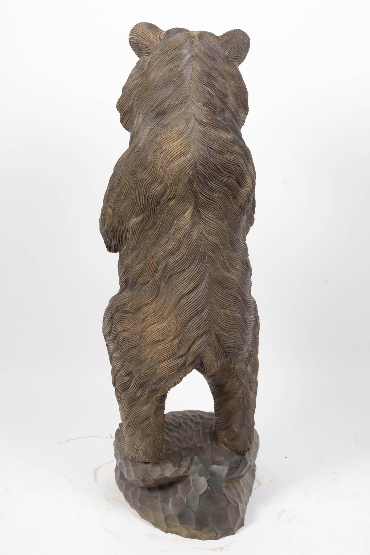 Große geschnitzte hölzerne Bärenskulptur, 20. Jahrhundert. (Holz) im Angebot