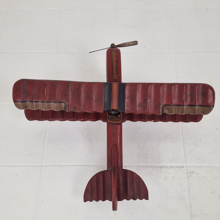 Deux maquettes d'avion biplan en tôle laquée polychrome. - Lot 305
