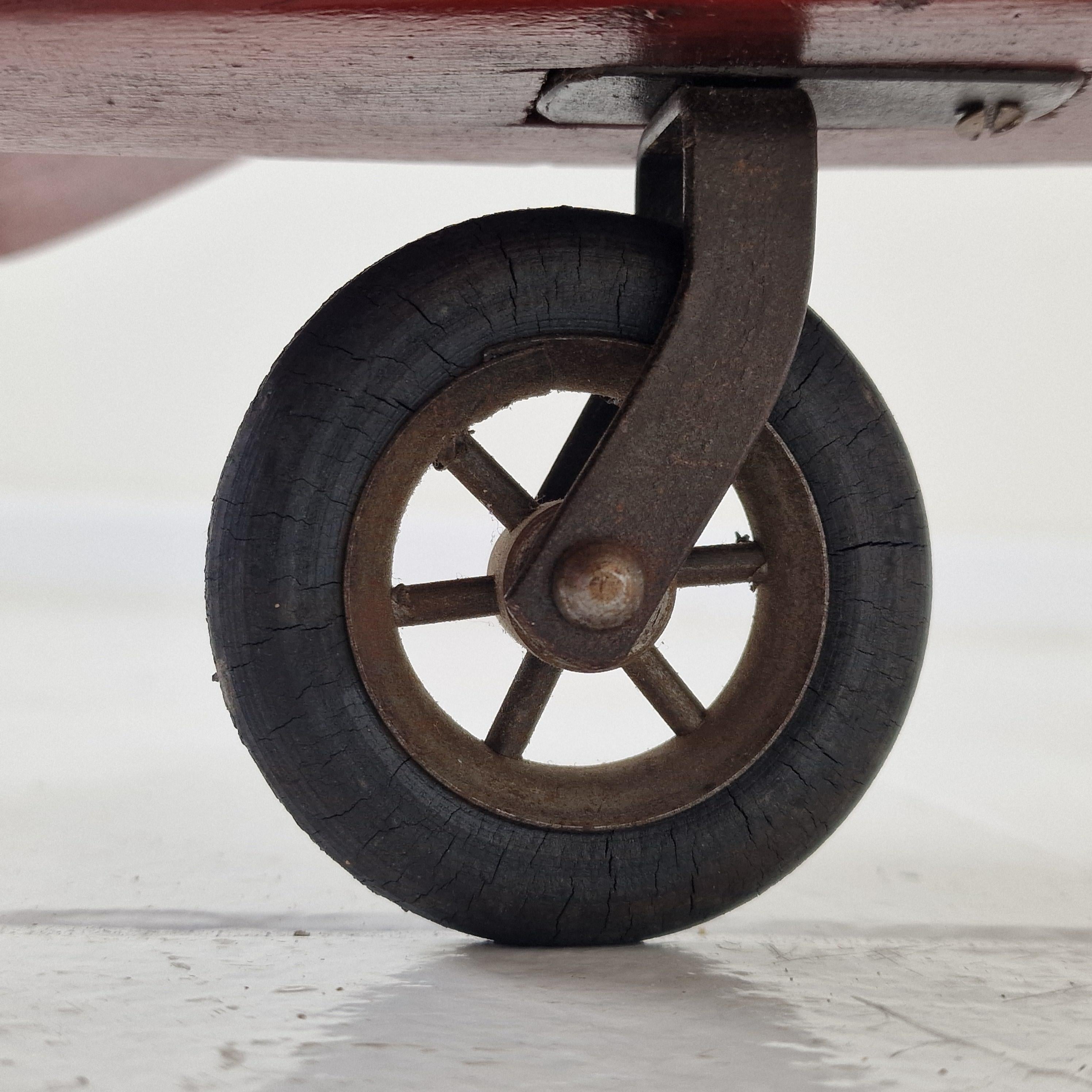 Biplano o aereo di grandi dimensioni in legno intagliato con pilota in vendita 9
