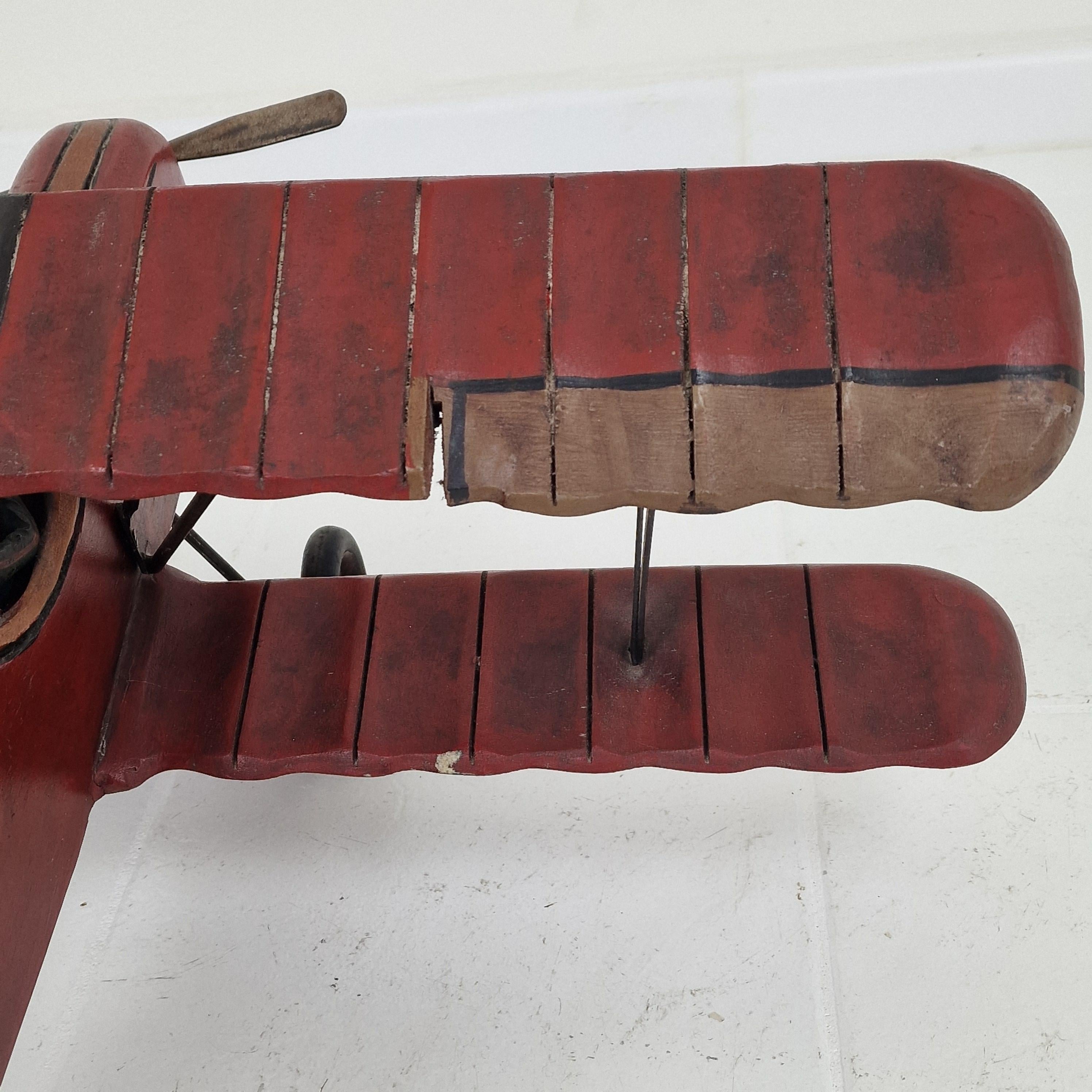 Biplano o aereo di grandi dimensioni in legno intagliato con pilota in vendita 10