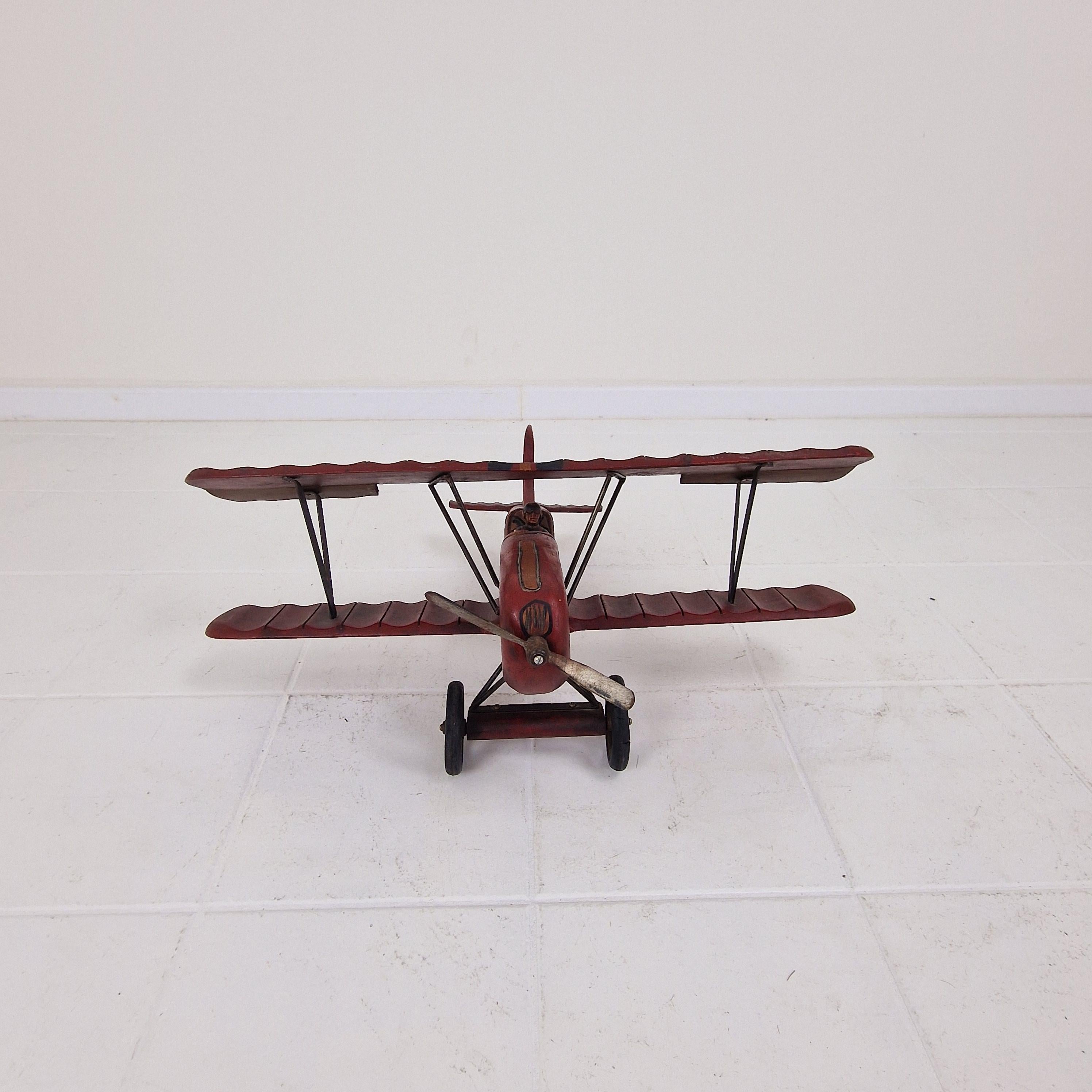 Fatto a mano Biplano o aereo di grandi dimensioni in legno intagliato con pilota in vendita