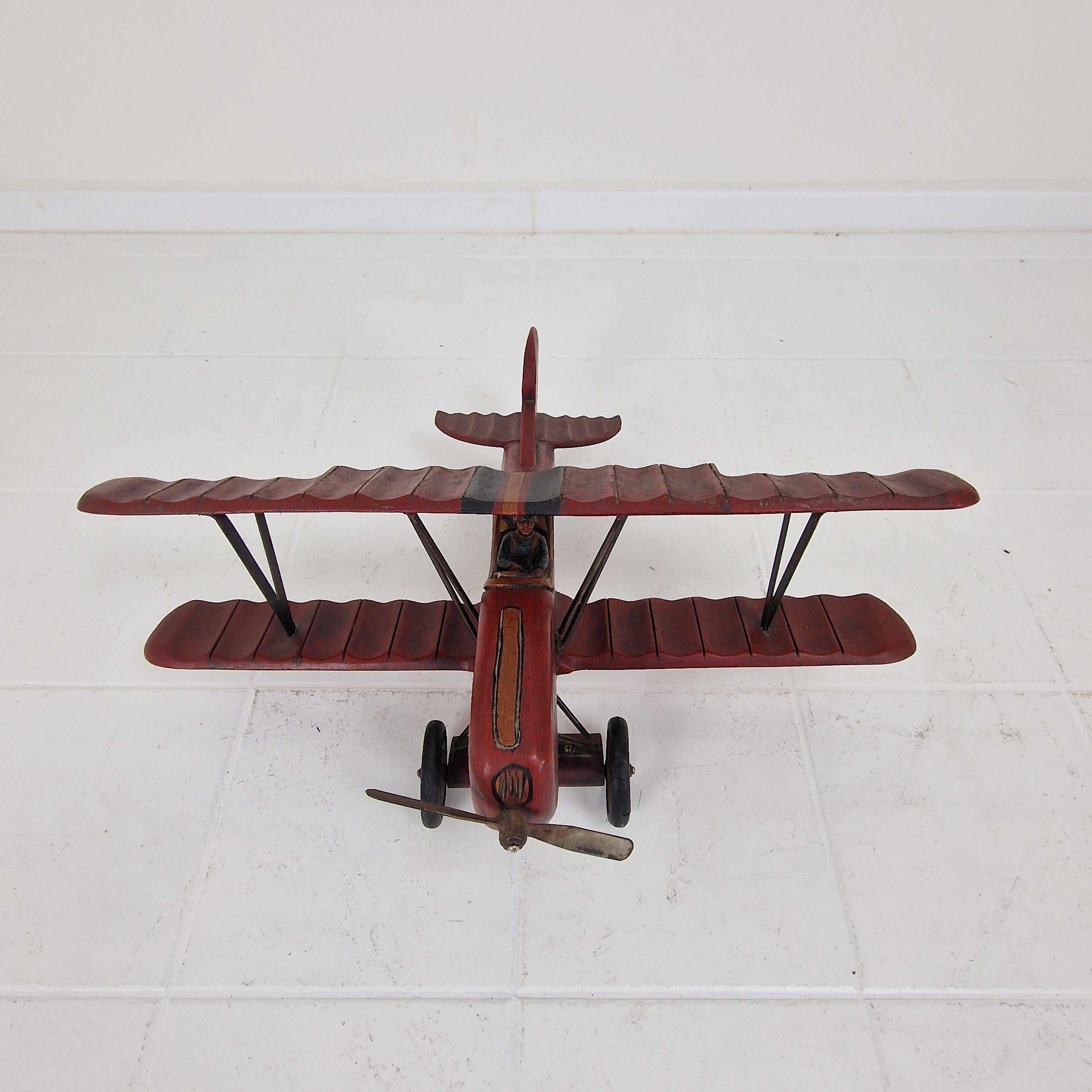 Biplano o aereo di grandi dimensioni in legno intagliato con pilota In condizioni discrete in vendita a Oud Beijerland, NL