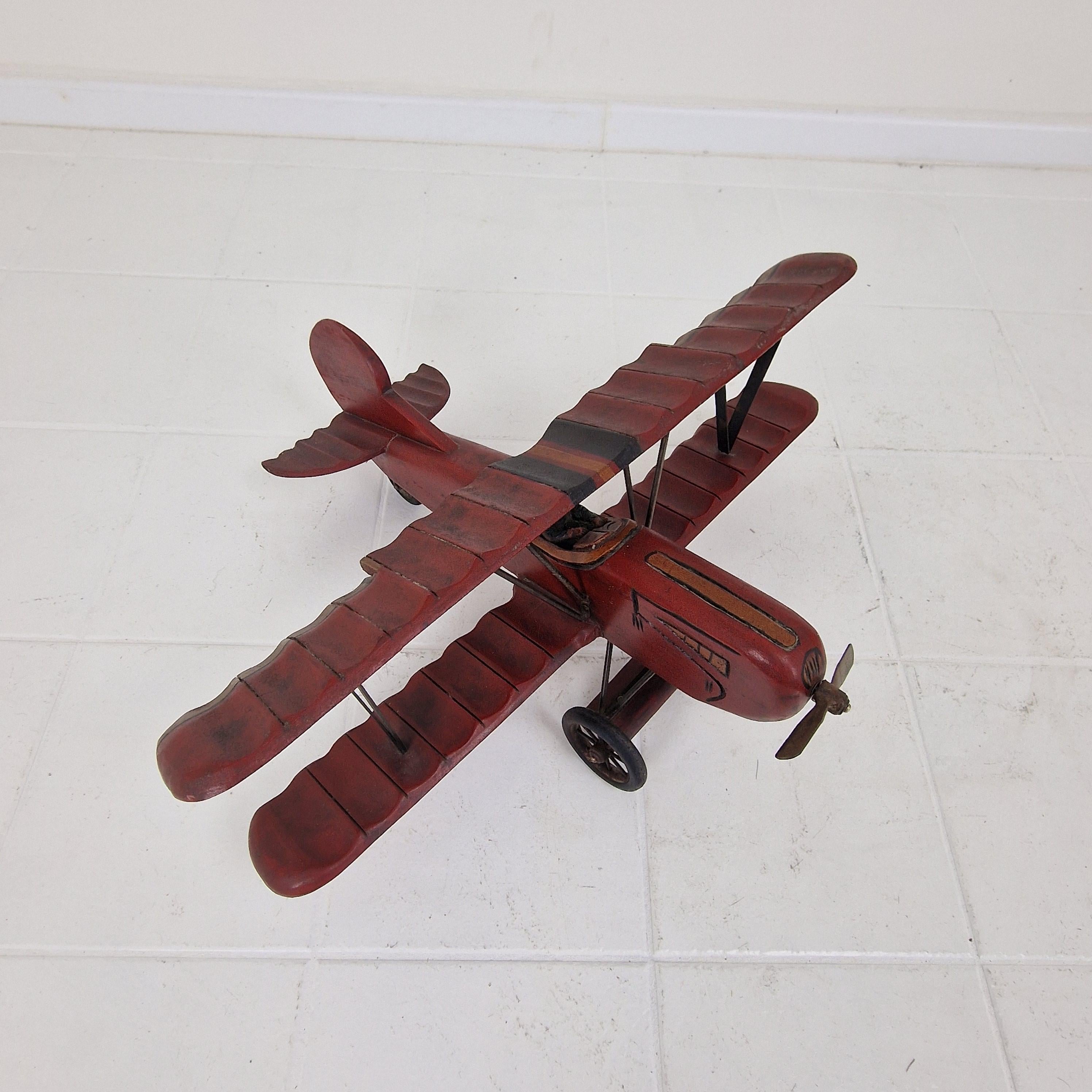 Legno Biplano o aereo di grandi dimensioni in legno intagliato con pilota in vendita