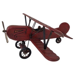 Grand biplan ou avion en bois sculpté avec pilote