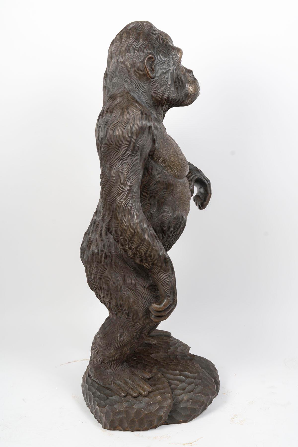 Grande sculpture de gorille en bois sculpté, 20e siècle. en vente 2