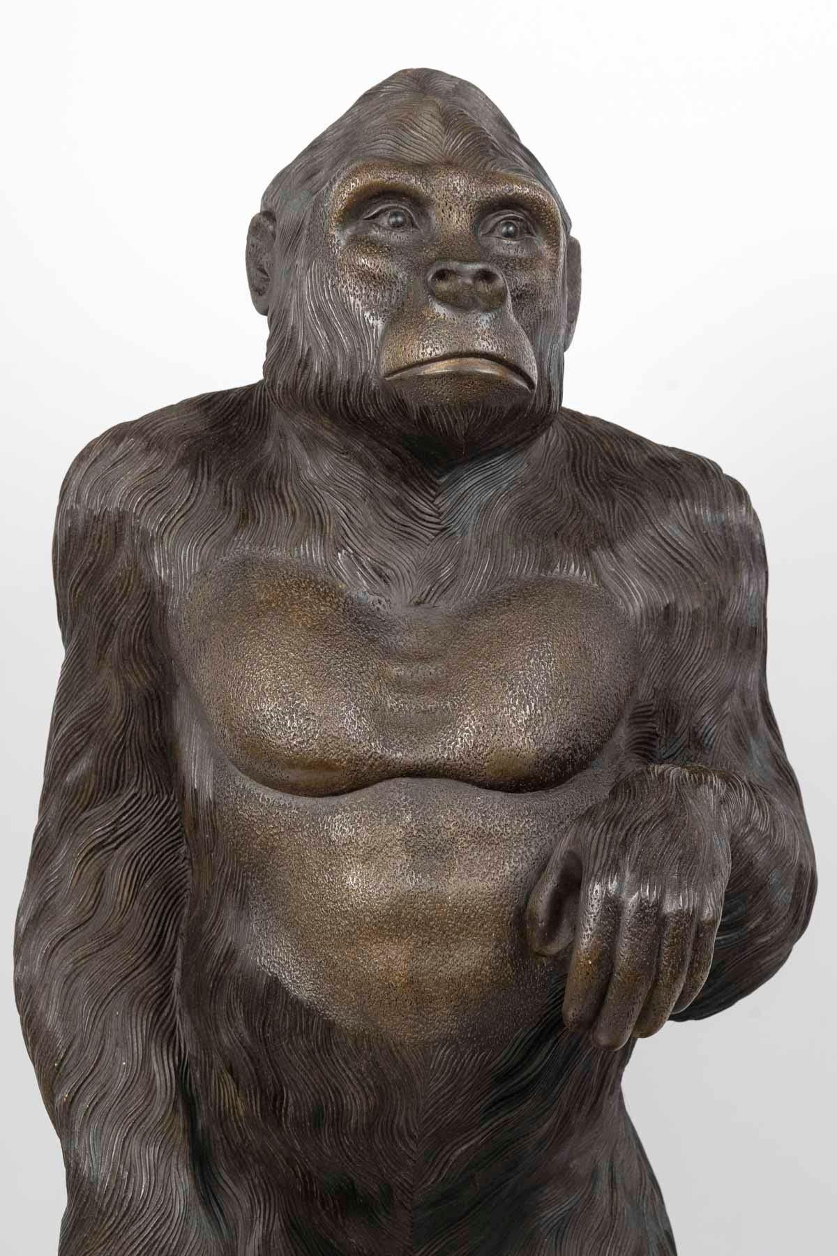 Grande sculpture de gorille en bois sculpté, 20e siècle.

Sculpture en bois sculptée à la main représentant un gorille, 
H : 105cm, L : 50cm, P : 40cm
Veuillez nous contacter avant de passer commande pour confirmer la disponibilité du produit.