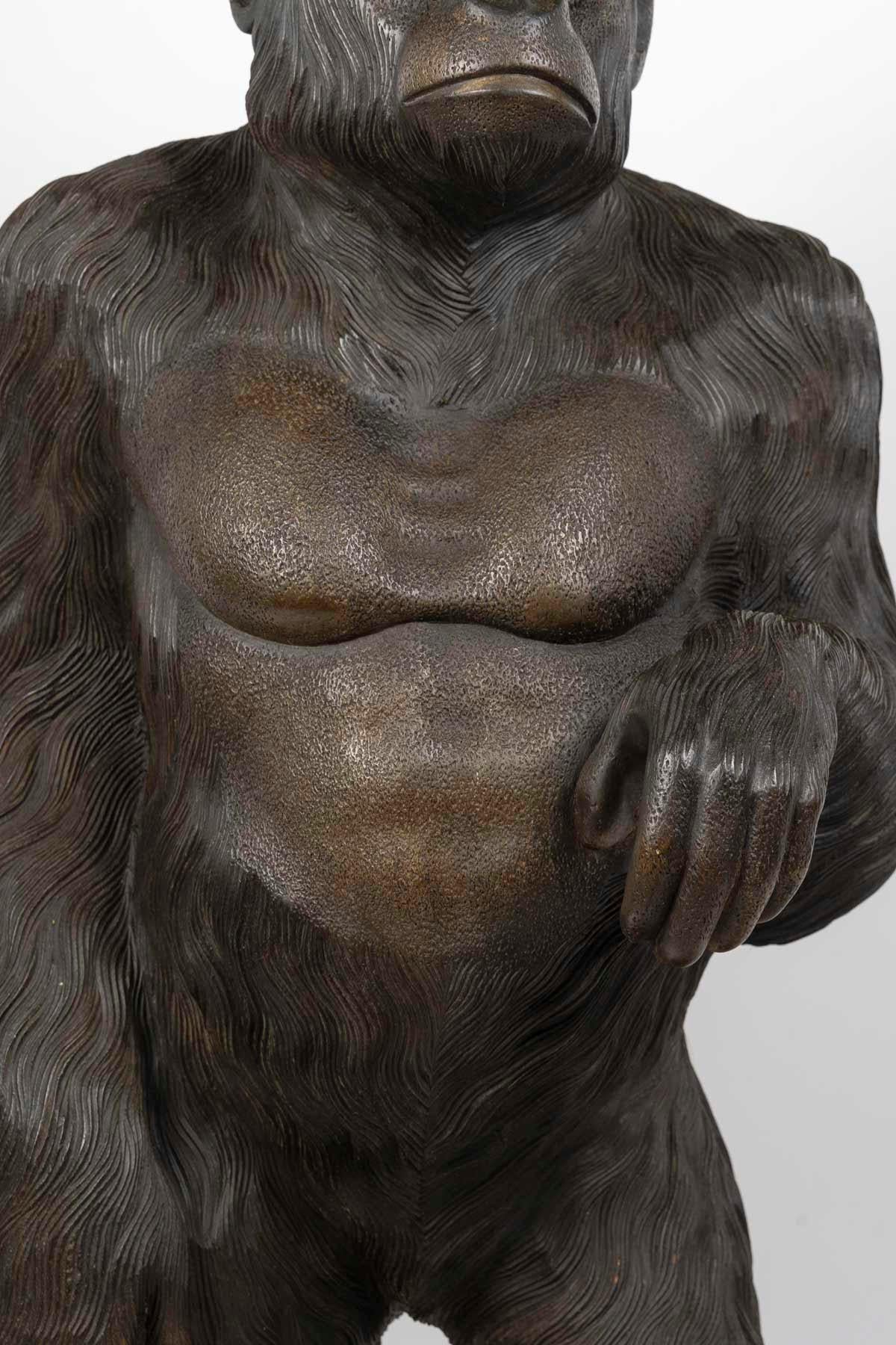 Art déco Grande sculpture de gorille en bois sculpté, 20e siècle. en vente