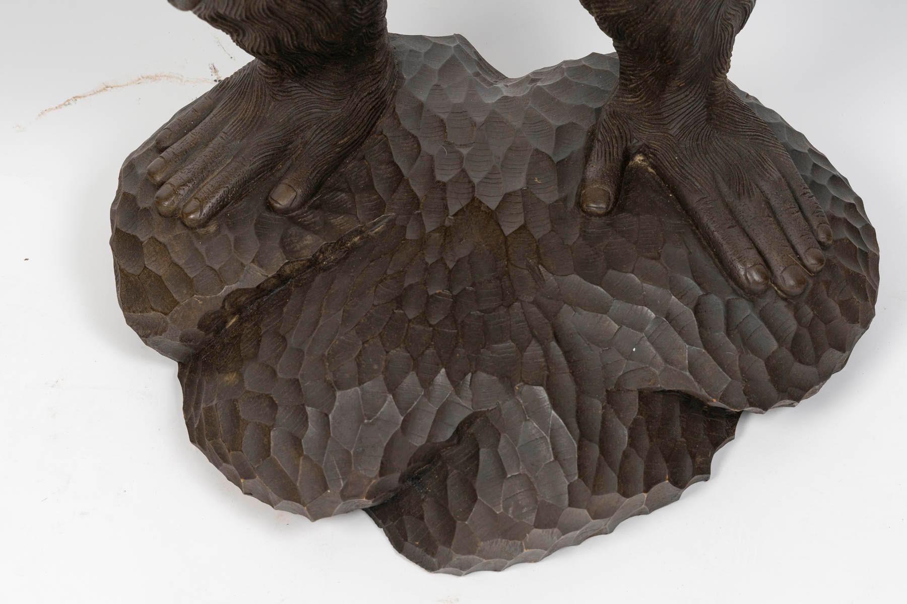 Français Grande sculpture de gorille en bois sculpté, 20e siècle. en vente