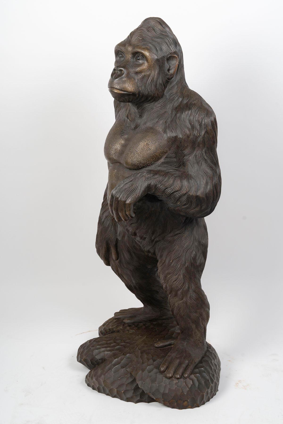 Sculpté Grande sculpture de gorille en bois sculpté, 20e siècle. en vente