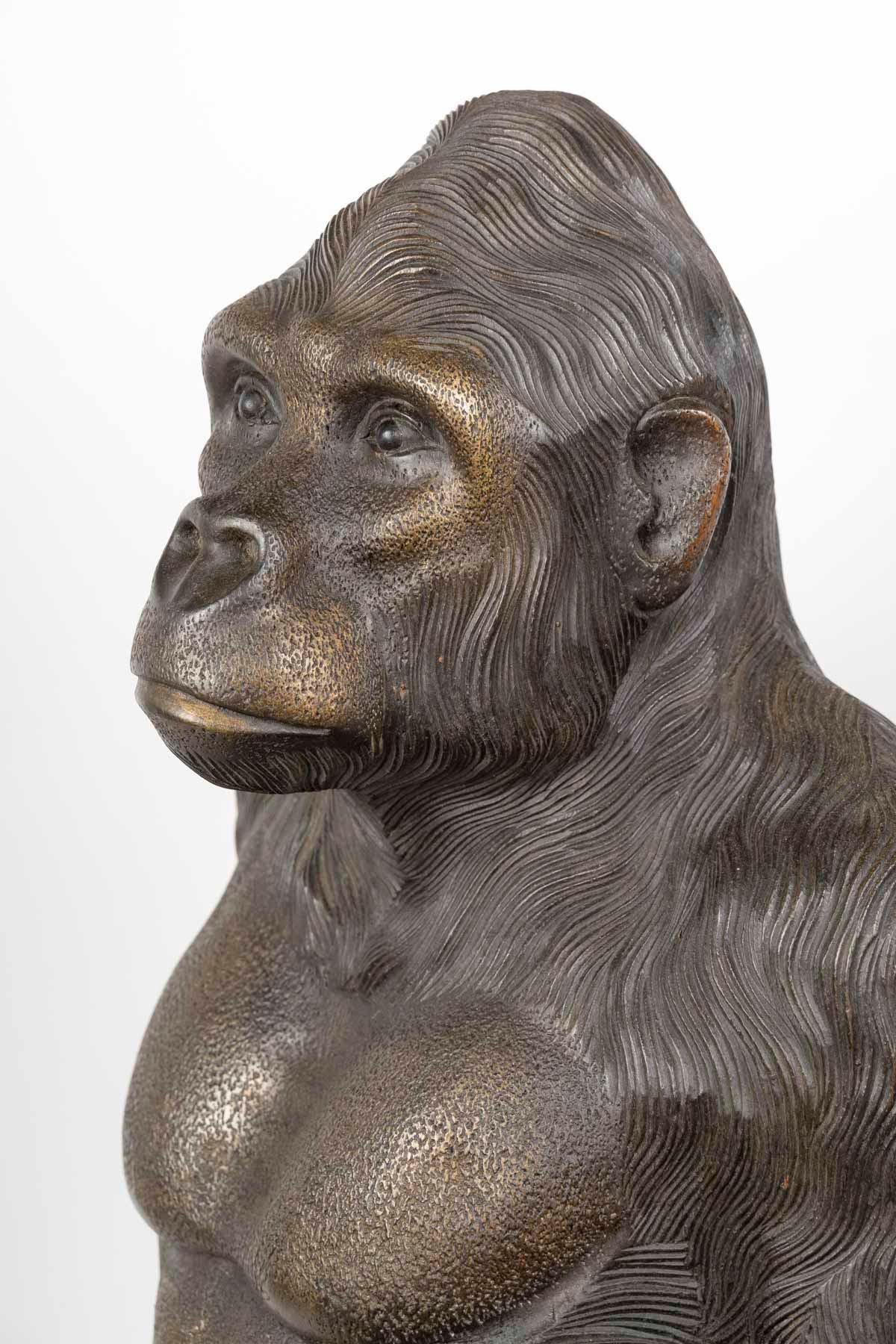 Grande sculpture de gorille en bois sculpté, 20e siècle. Bon état - En vente à Saint-Ouen, FR