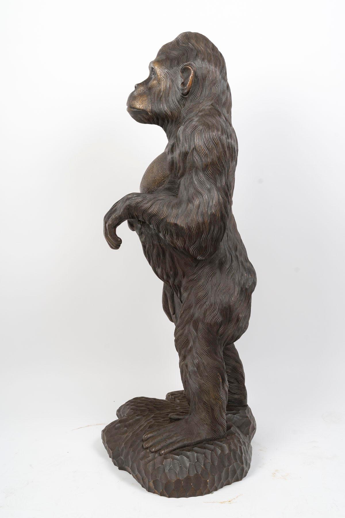 20ième siècle Grande sculpture de gorille en bois sculpté, 20e siècle. en vente