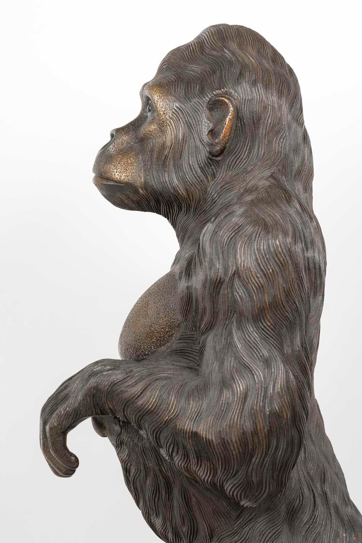 Bois Grande sculpture de gorille en bois sculpté, 20e siècle. en vente