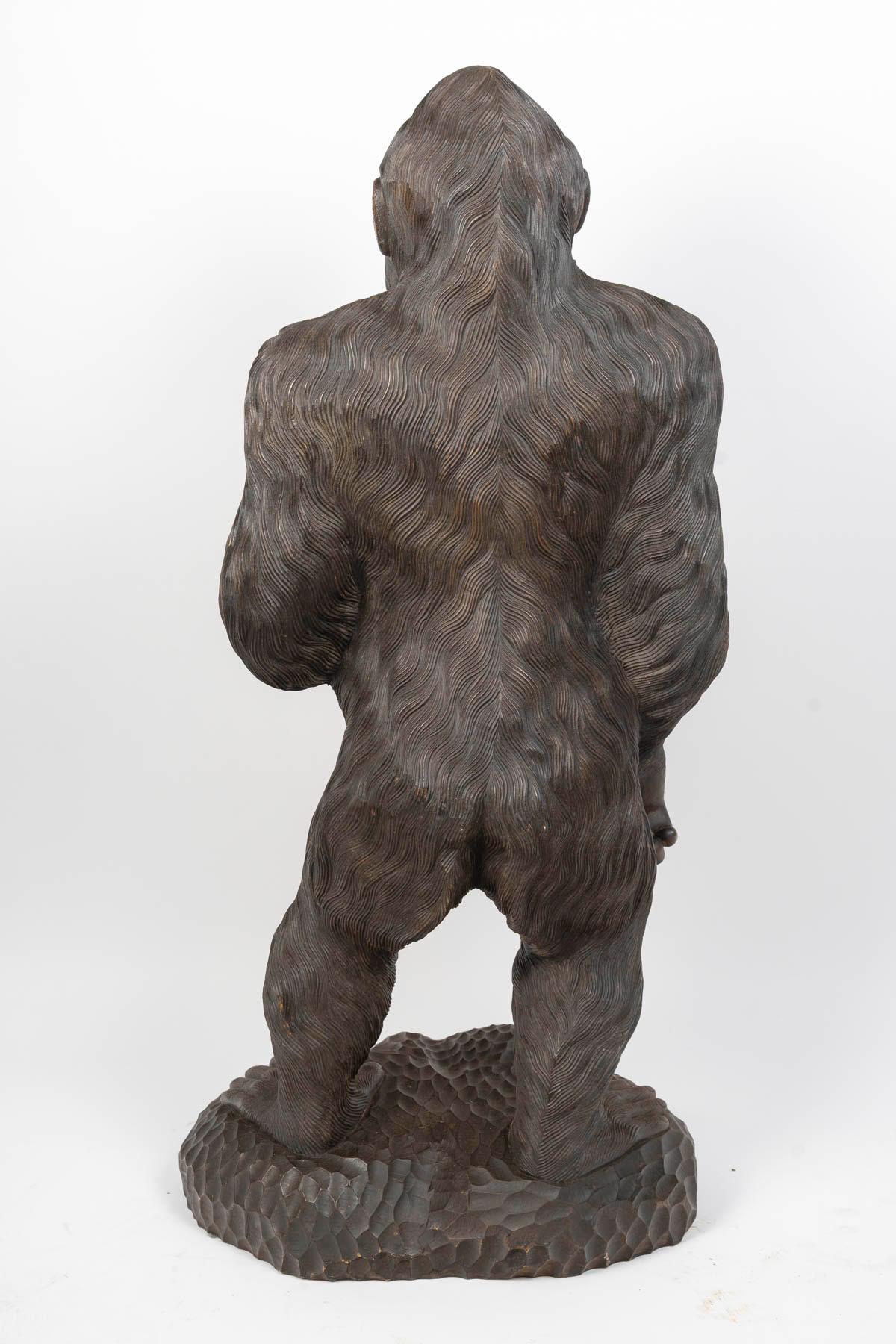 Grande sculpture de gorille en bois sculpté, 20e siècle. en vente 1