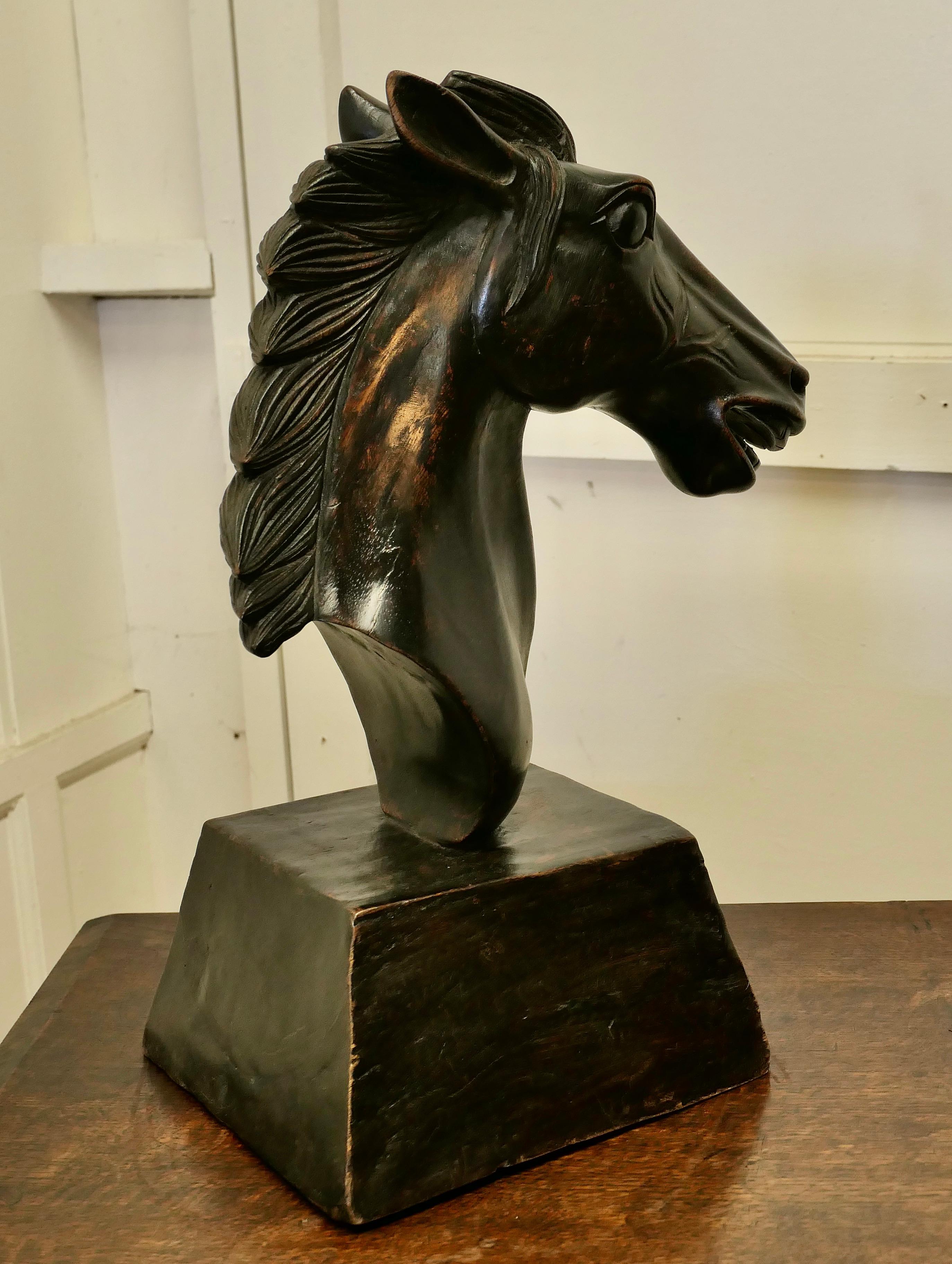 Beaux-Arts Grande tête de cheval en bois sculpté  en vente