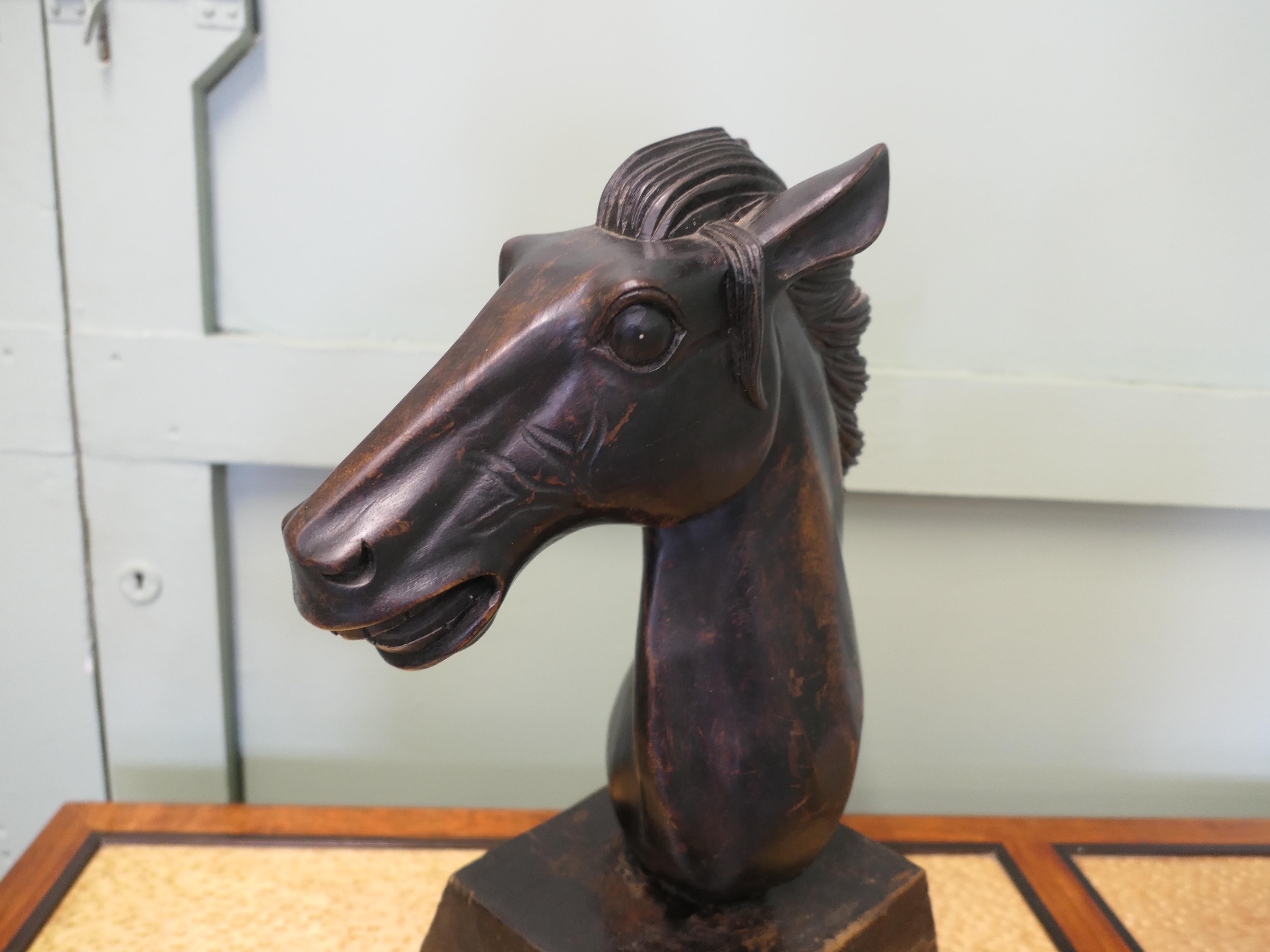 Mid-Century Modern Grande tête de cheval en bois sculpté en vente