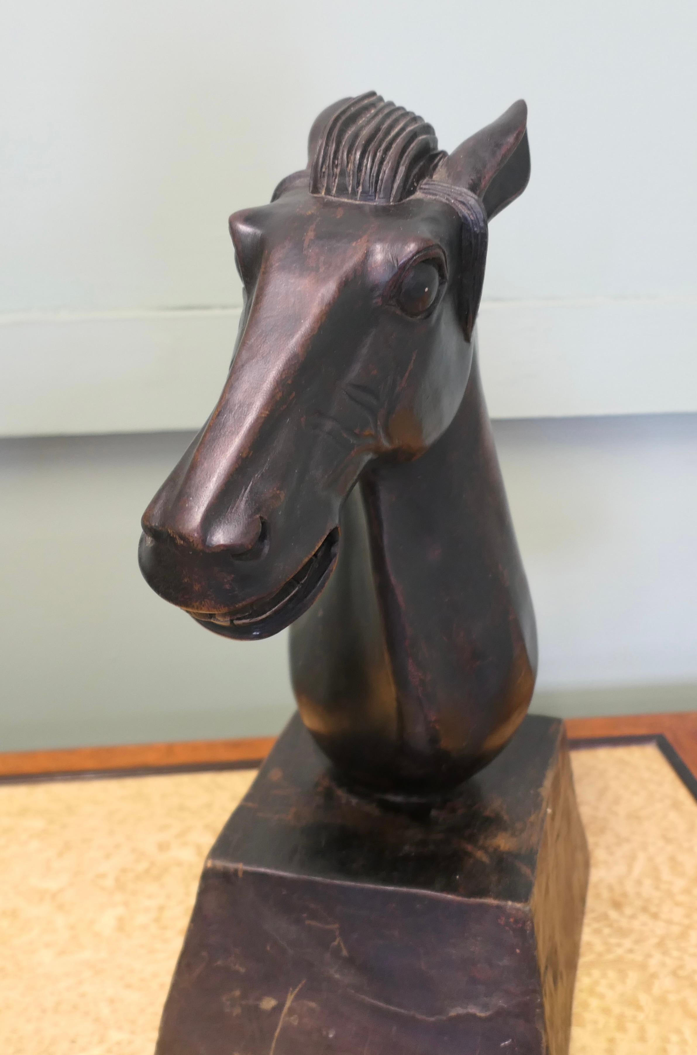 Grande tête de cheval en bois sculpté Bon état - En vente à Godshill, Isle of Wight