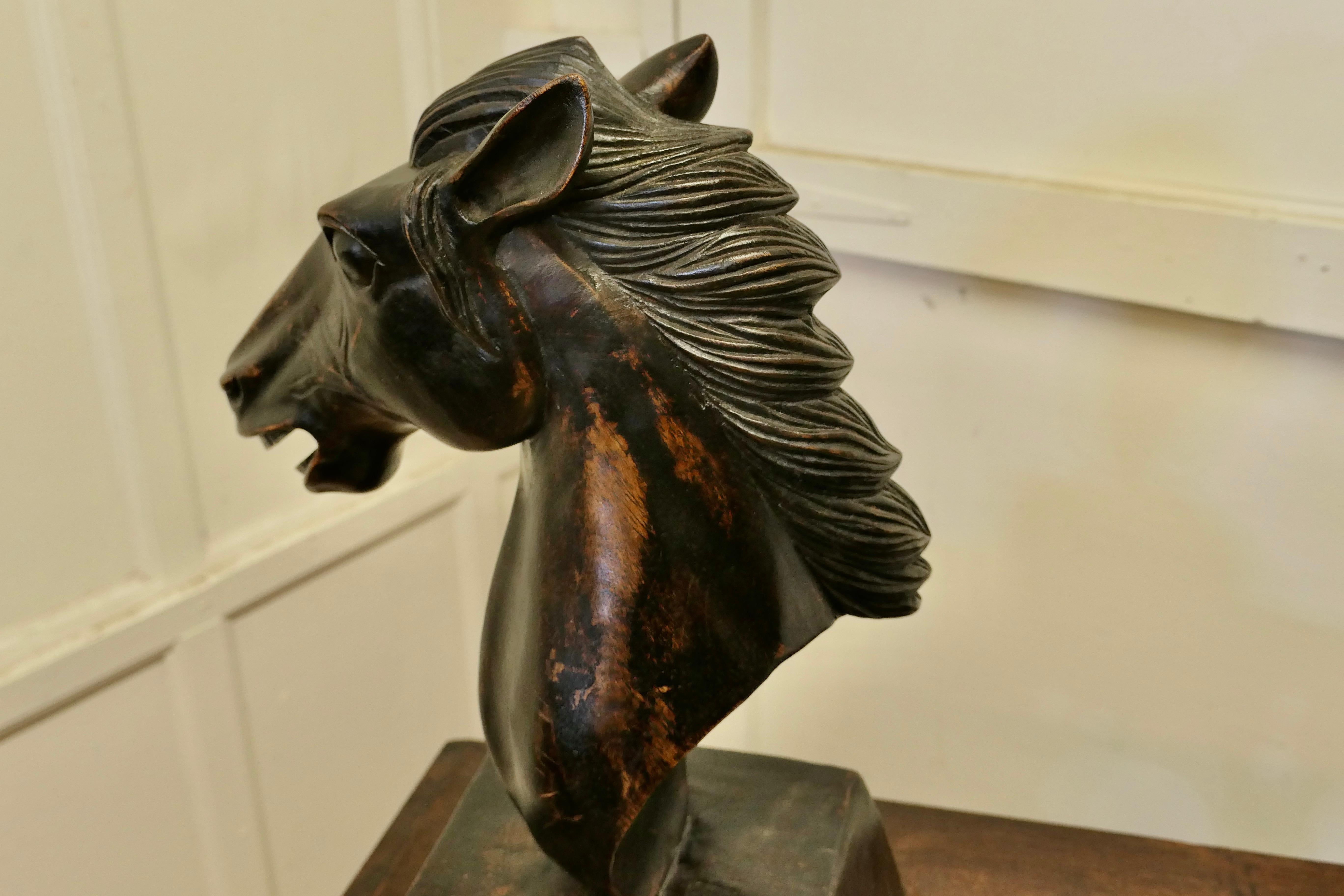 20ième siècle Grande tête de cheval en bois sculpté  en vente